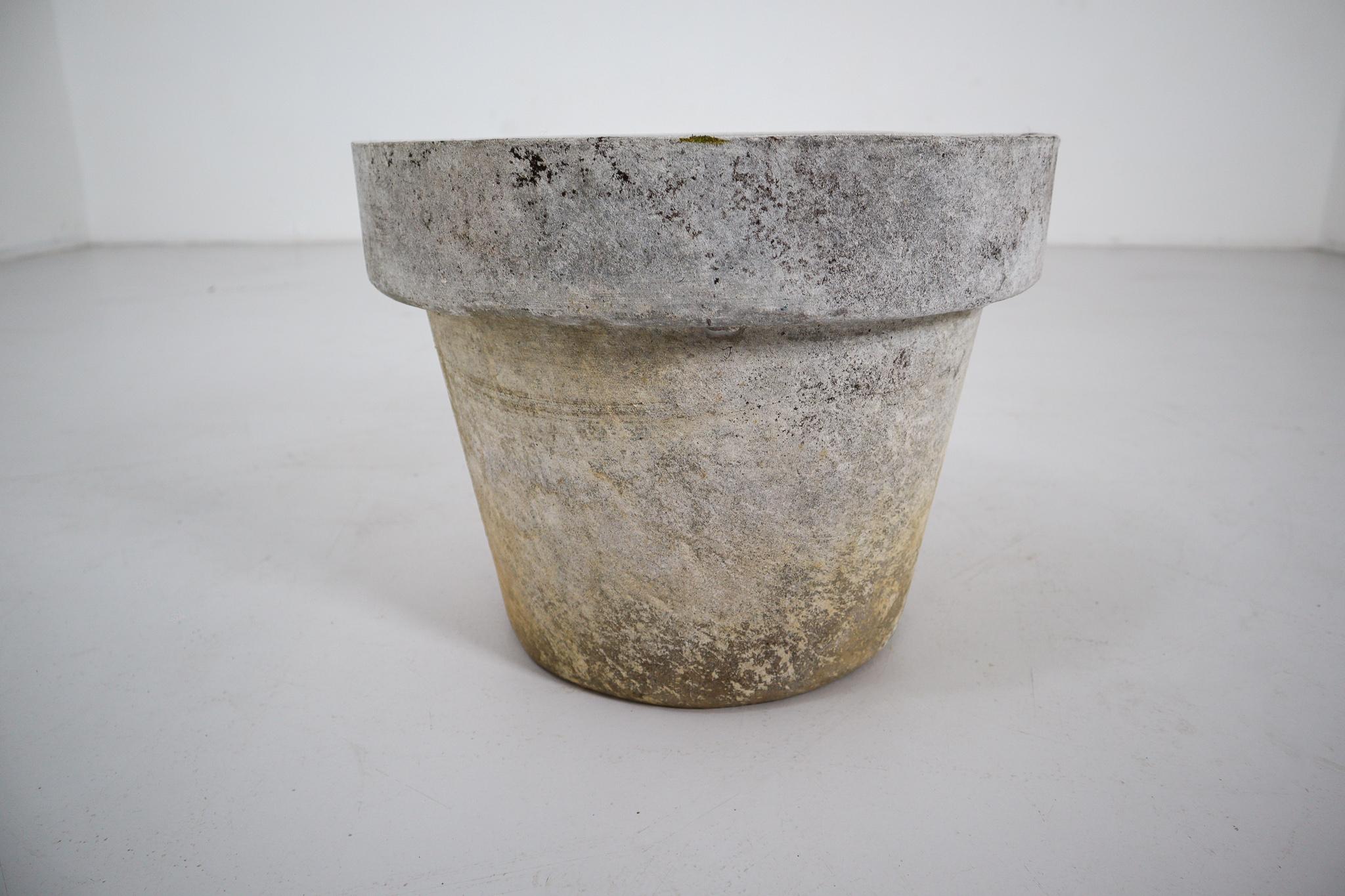 Large planters designed by famous Swiss artist, designer and architect Willy Guhl. The planter have the archetypical shape of flower pots, but are much larger. They are 45 cm (17.5 in) high and with their beautiful patina they will make a great