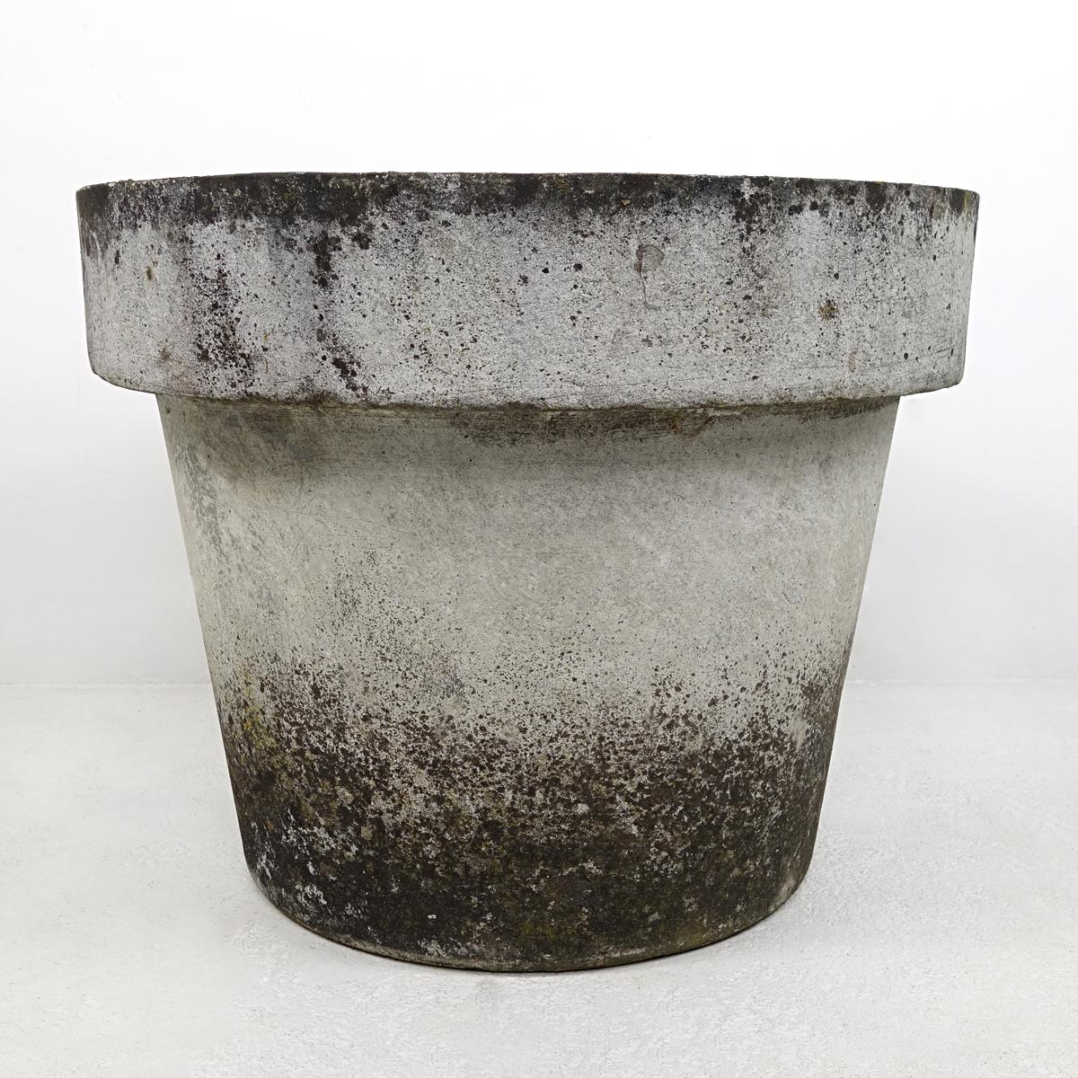 Large planter designed by famous Swiss artist, designer and architect Willy Guhl. The planter has the archetypical shape of flower pots, but is much larger. It is 40 cm (15.75 in) high and has a diameter of 50 cm (19.7 in). With its beautiful patina