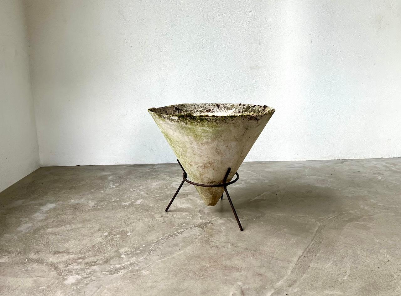 Cette sublime grande jardinière conique de Wily Guhl est une icône du design des années 1950. A utiliser à l'extérieur ou à l'intérieur pour une décoration parfaite.

Pour mémoire :

En 1951, la société Eternity AG cherche à collaborer avec des