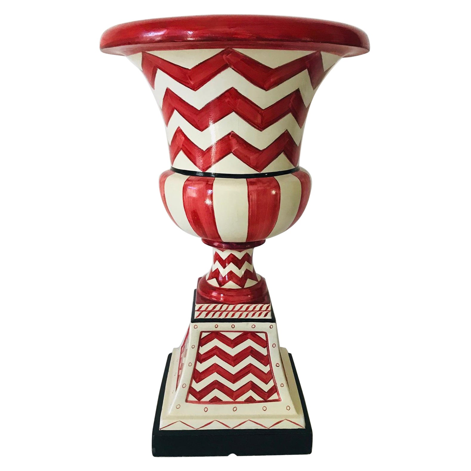 Grande urne jardinière en forme d
urne attribuée à Mac Kenzie et à son enfant en vente