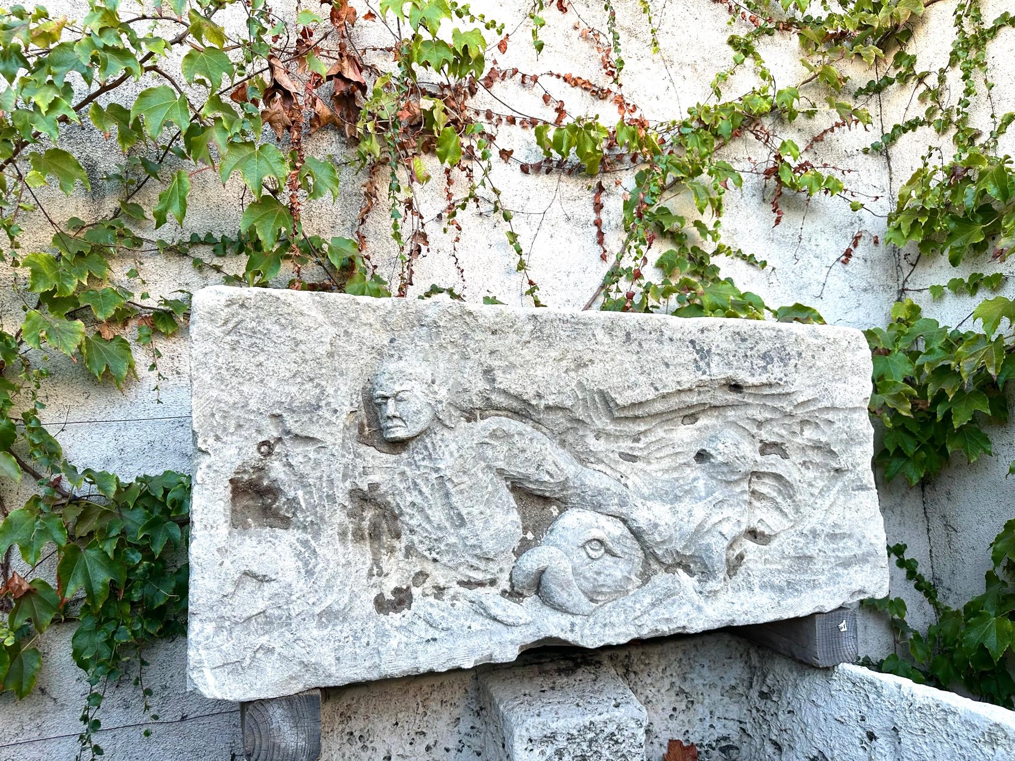 Große Plakette architektonisches Element geschnitzt Stein Wandhalterung Kunst überdoor Antike im Zustand „Gut“ im Angebot in West Hollywood, CA