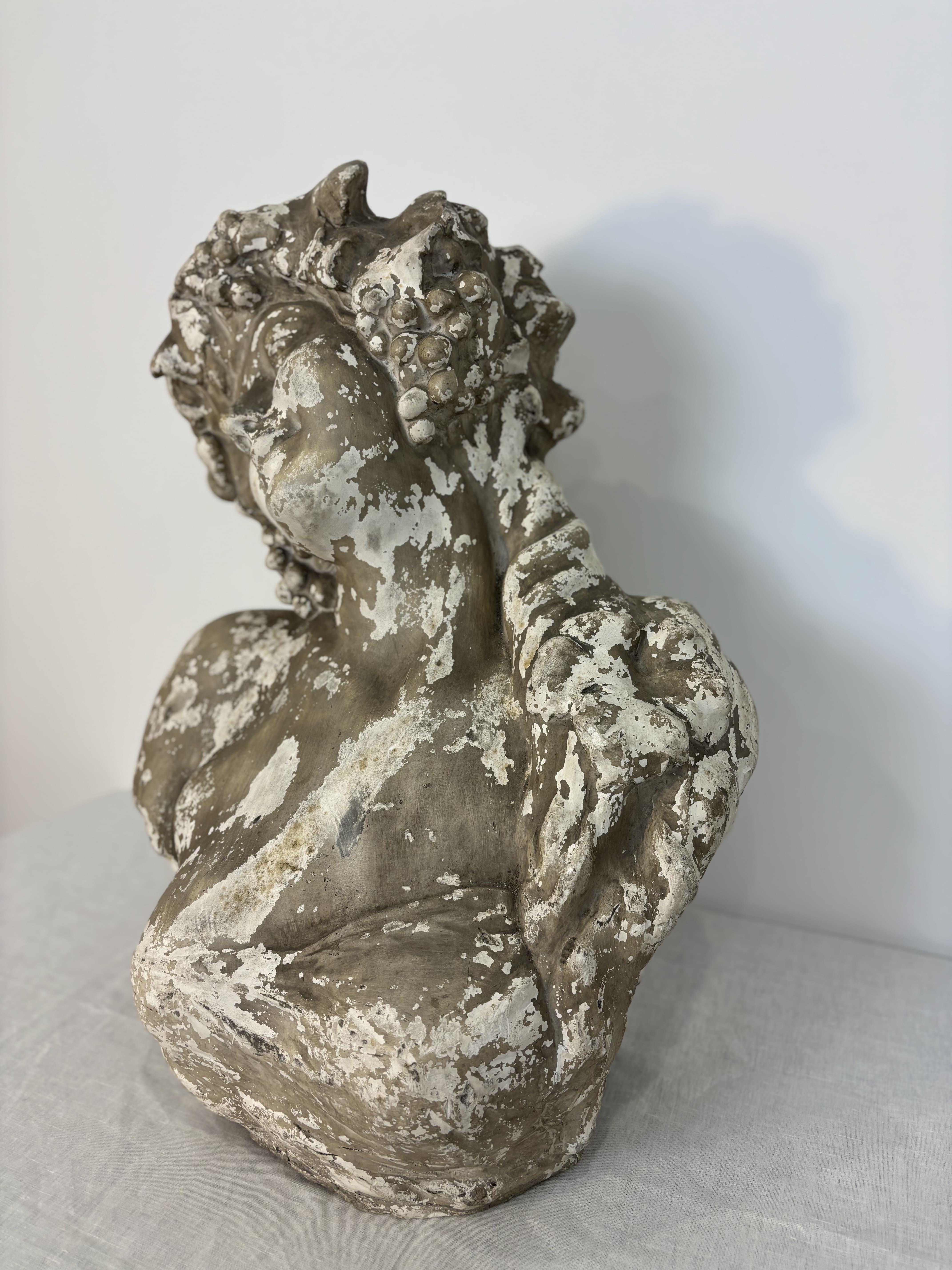 Large patinated plaster bust - Bacchante with bunches of grapes - Signed (Frans... ) - Flanders or Belgium - Early 20th century

Spectacular and expressive, this large patinated plaster bust represents a Bacchante, a figure associated with the cult