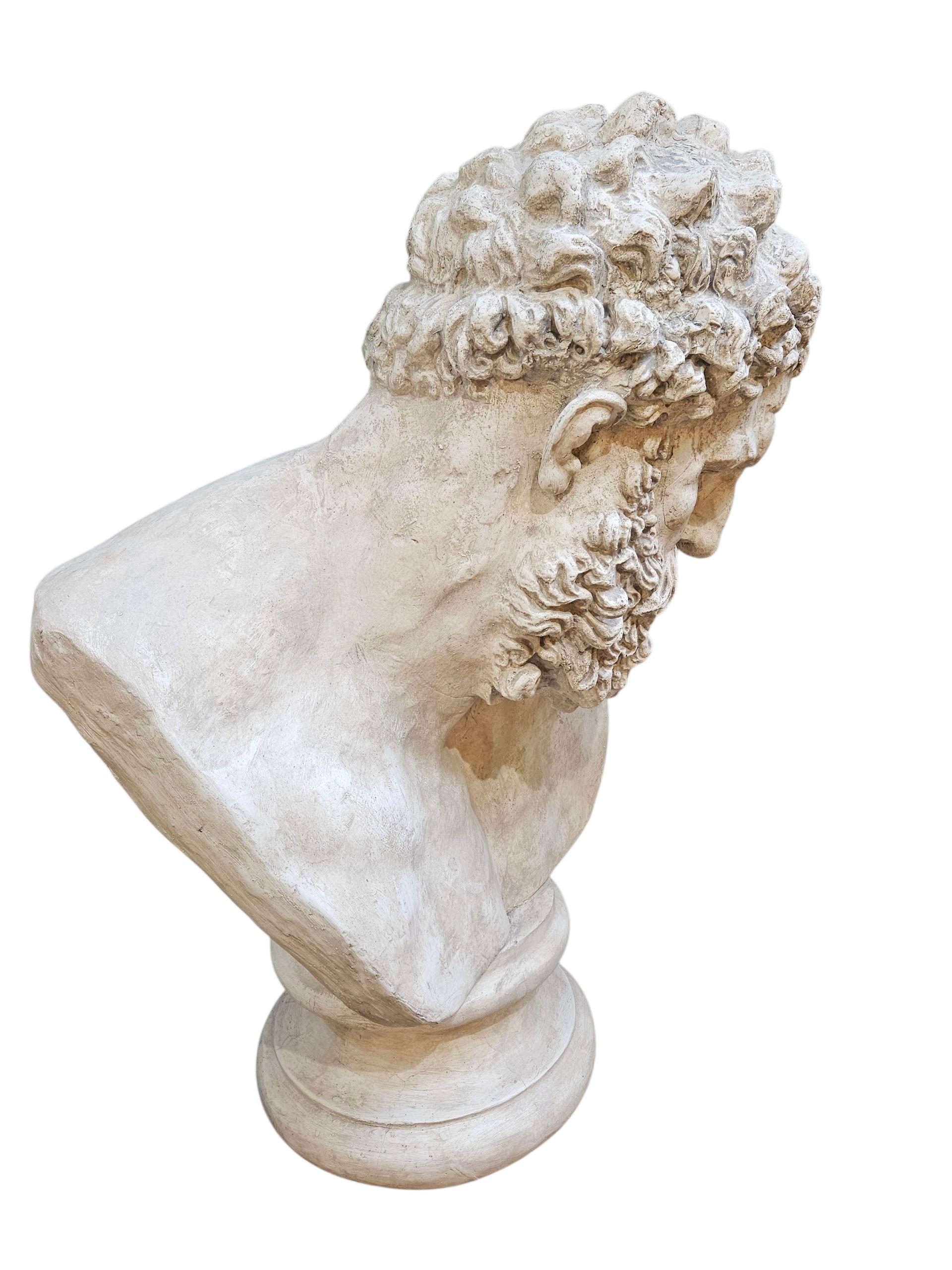 Un magnifico grande busto in gesso  
dell'Ercole Farnese
Famosa copia romana dell'originale greco in bronzo del IV secolo a.C.