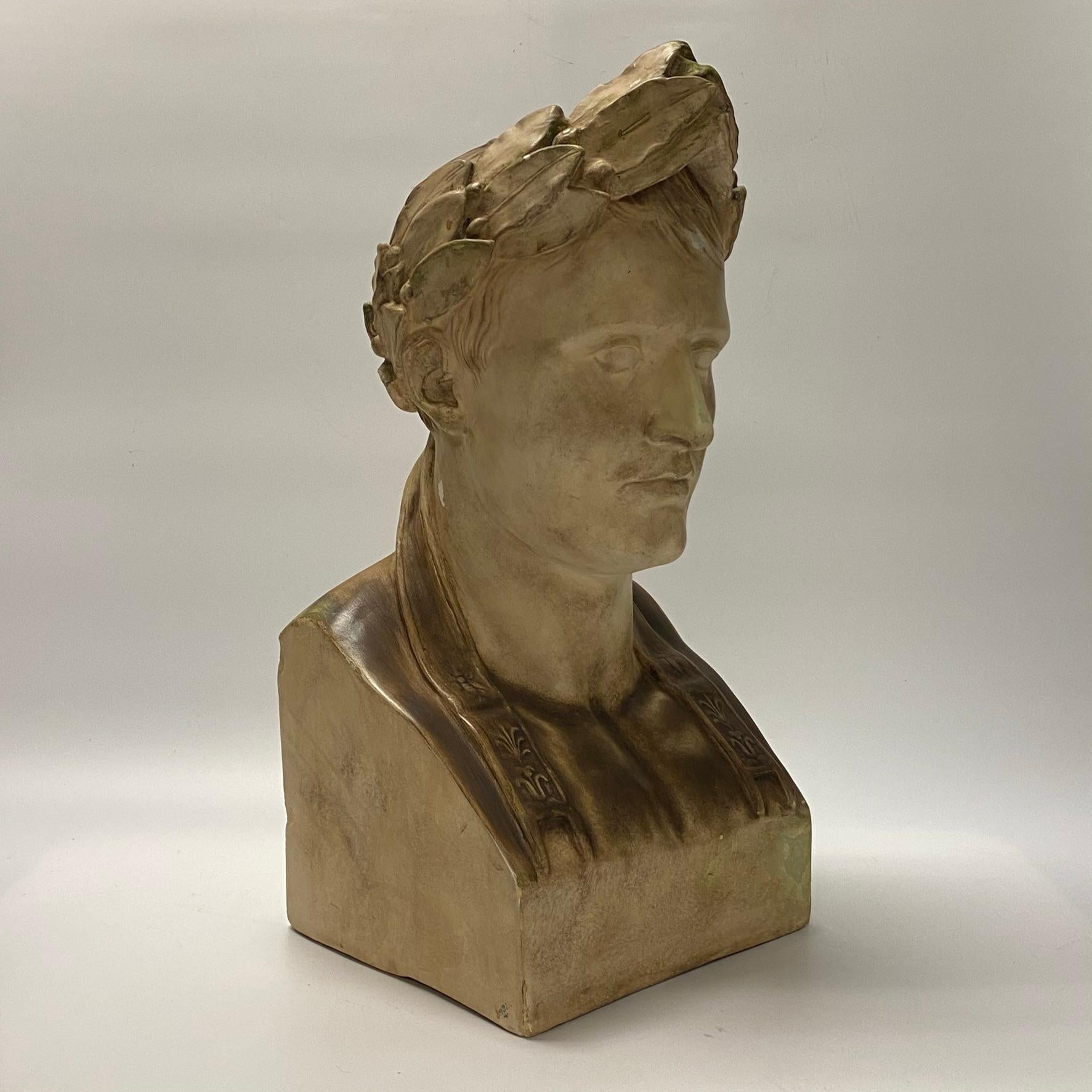 Grand buste en plâtre de Napoléon.
Taché.