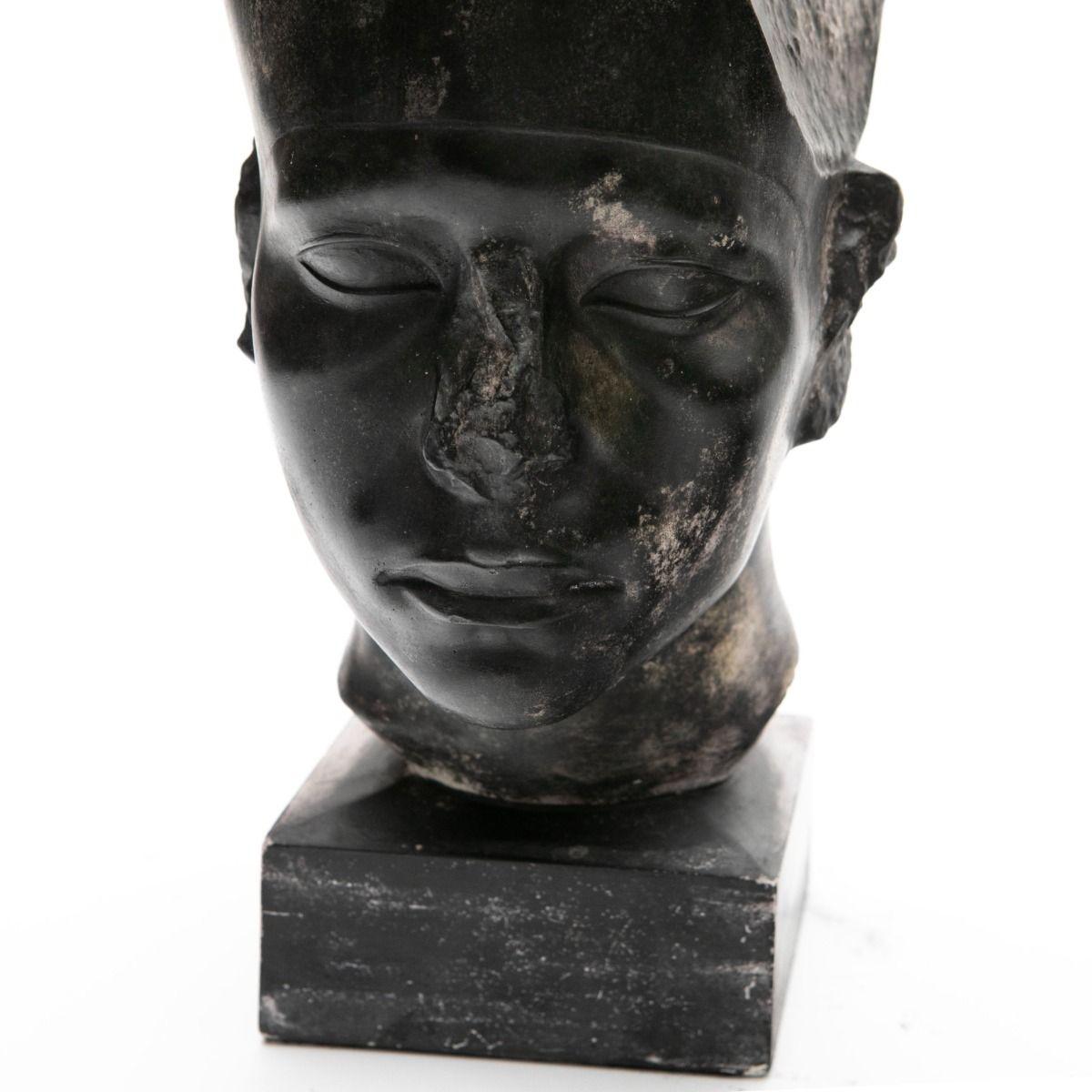 Peint Grand moulage de plâtre : Le jeune roi Amen-em-hat III en vente
