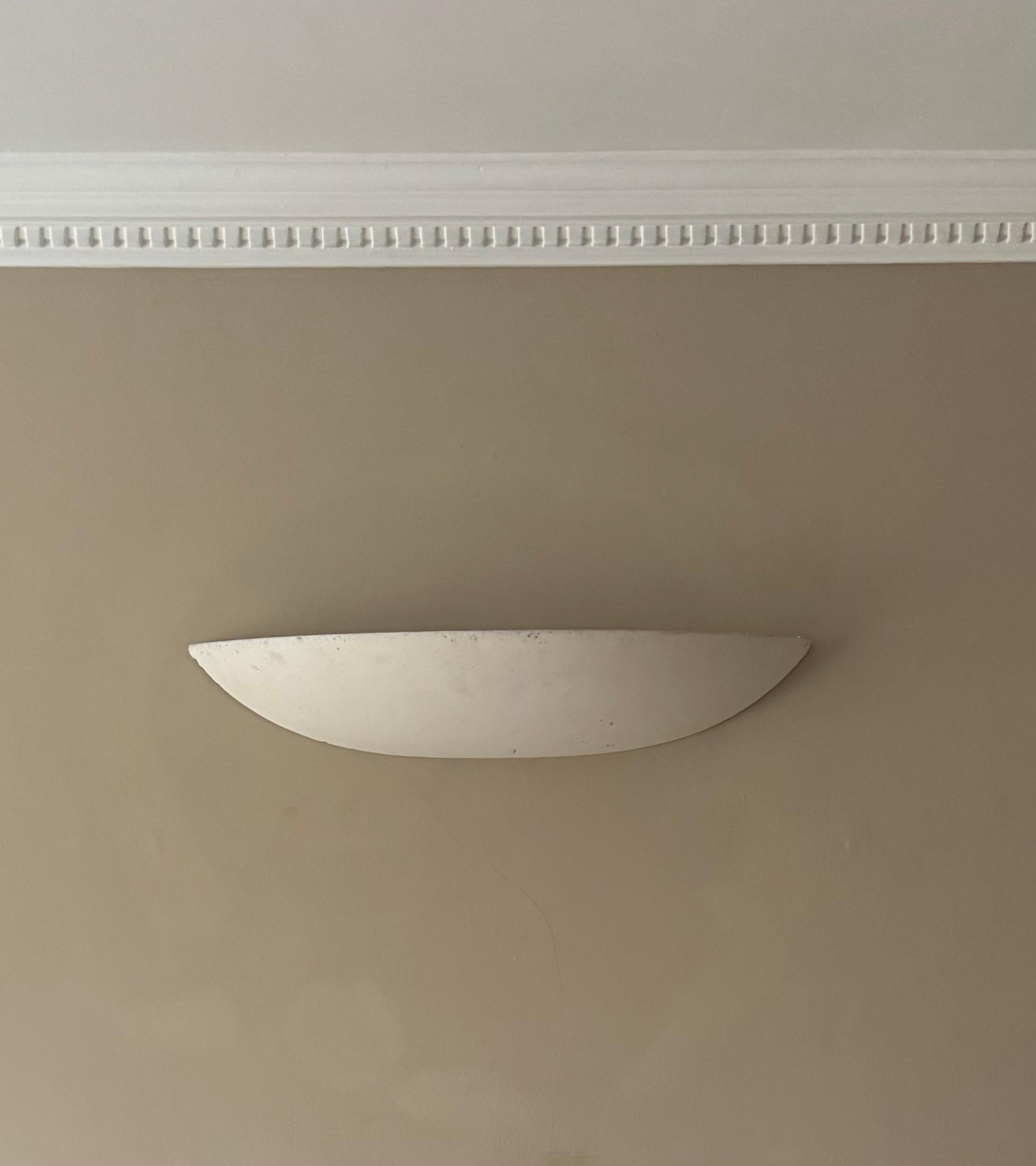 Aplique grande de yeso Demi lune Art Decó en venta