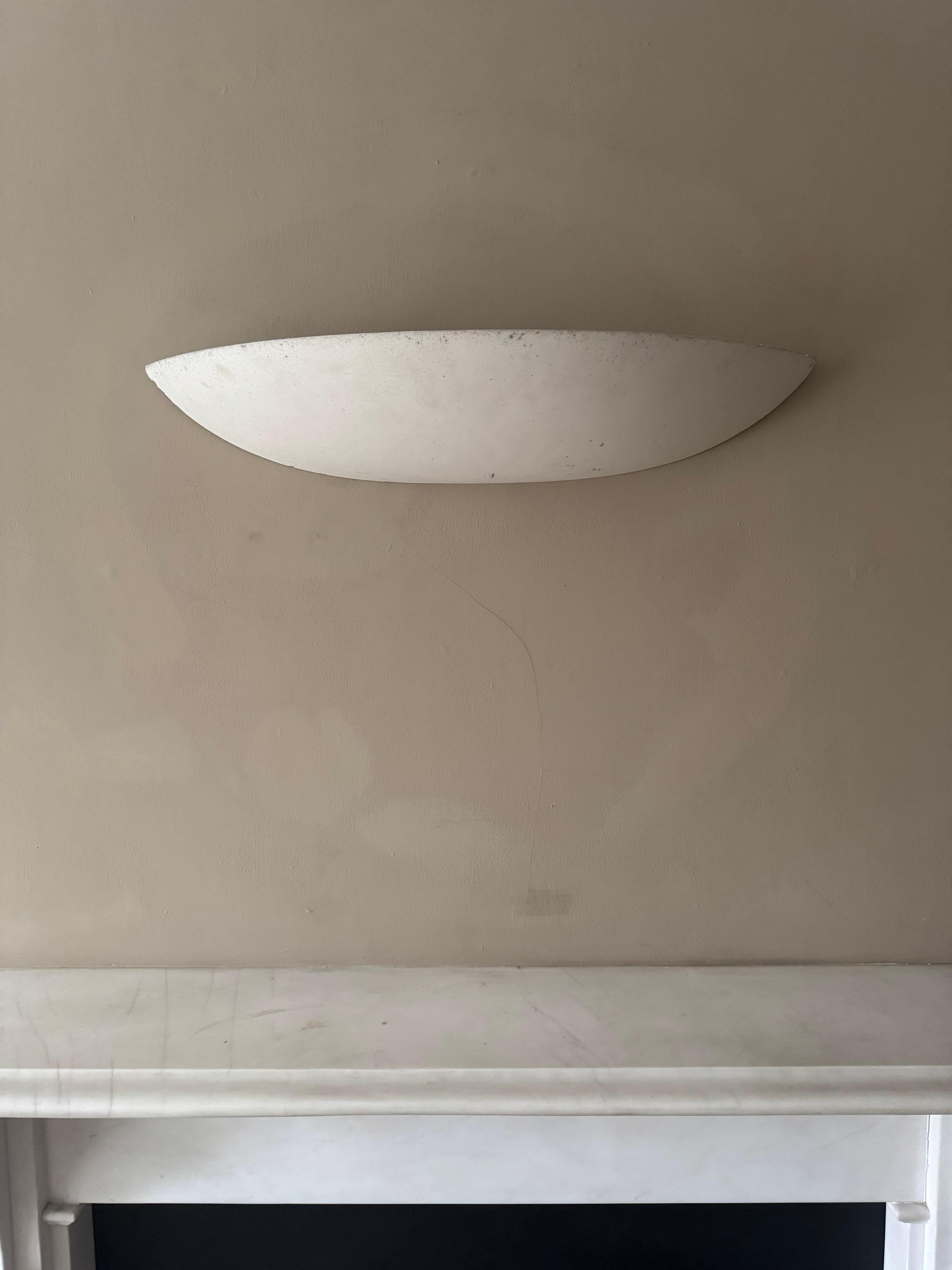Aplique grande de yeso Demi lune en Bueno estado para la venta en London, GB