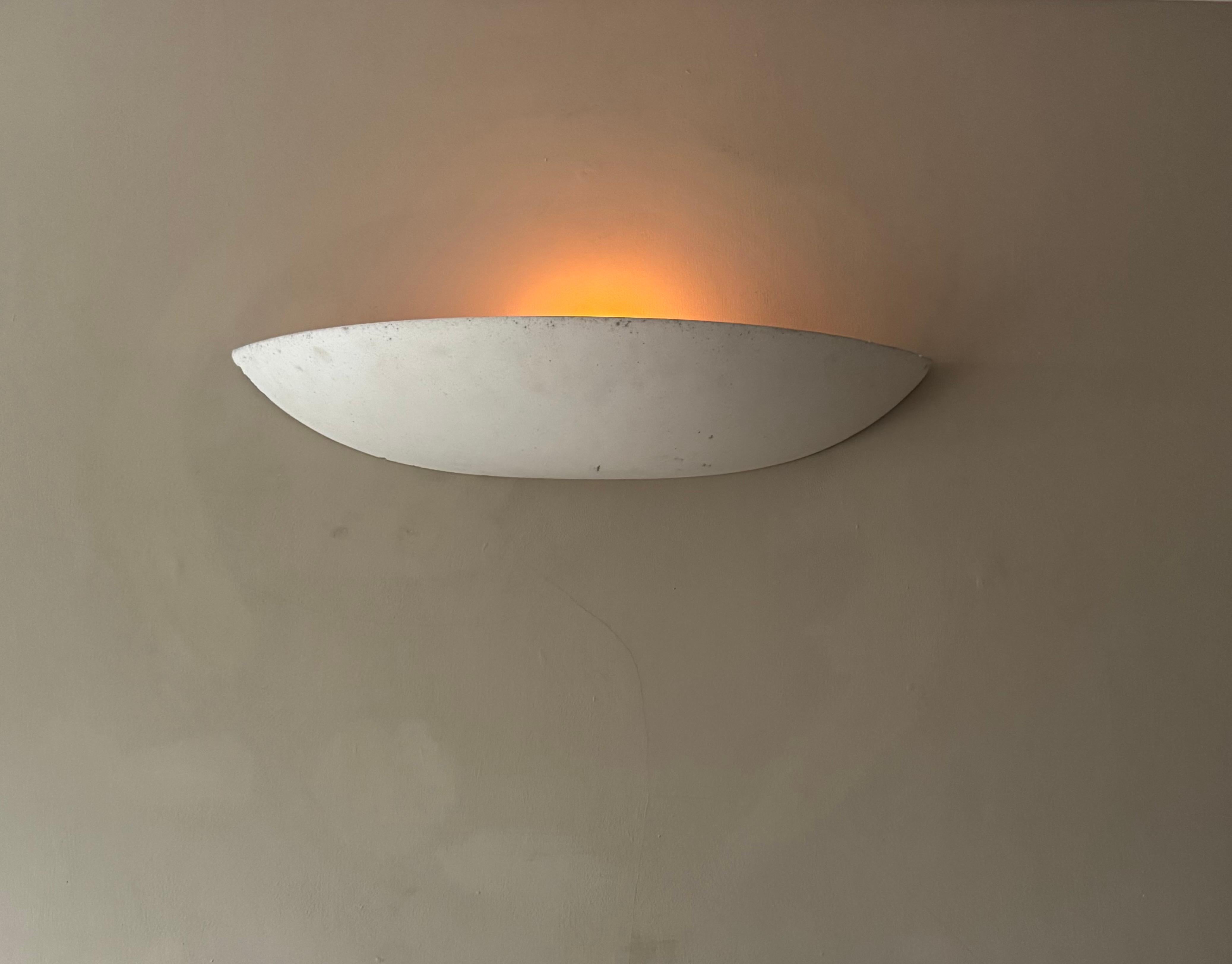 Aplique grande de yeso Demi lune siglo XX en venta