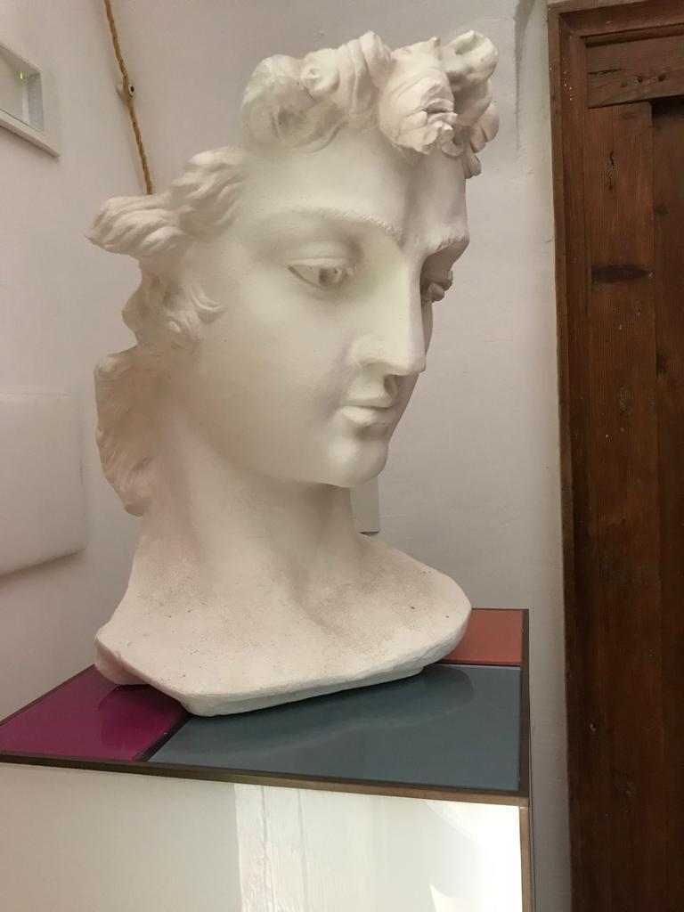 italien Grande sculpture de tête en plâtre. Italie, années 1970. en vente