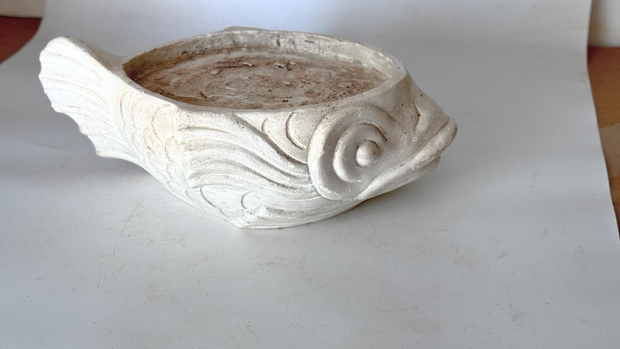Grande Jardinière in gesso Francia, anni '30 Scultura di pesce nello stile di Martel in vendita 7
