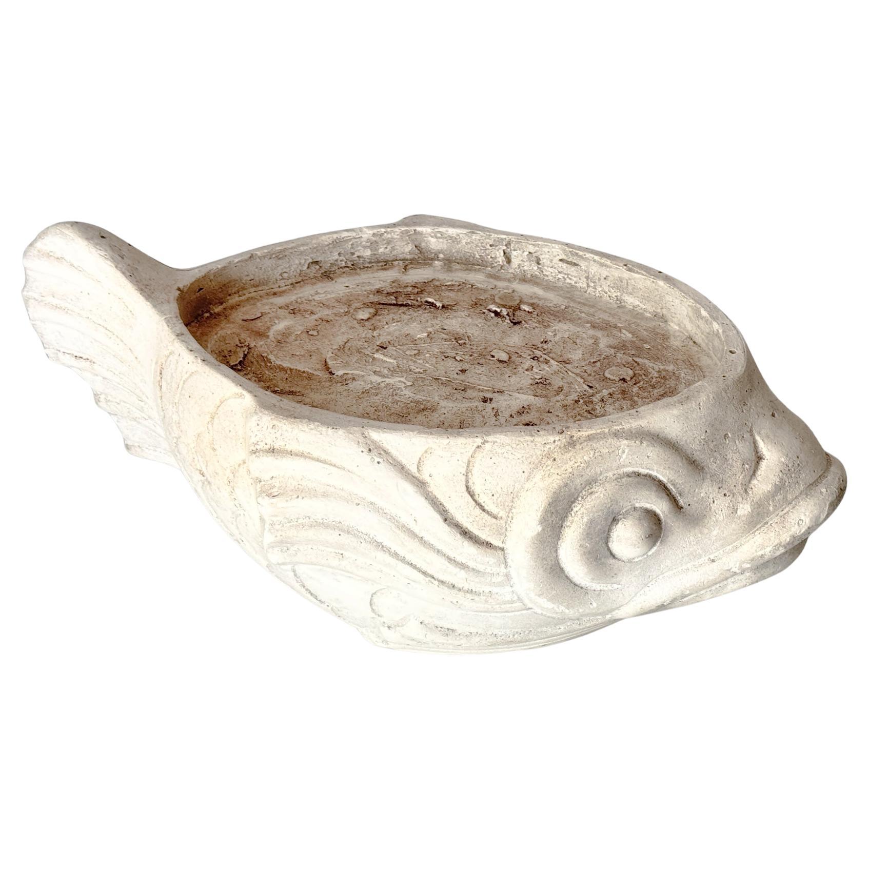 Francese Grande Jardinière in gesso Francia, anni '30 Scultura di pesce nello stile di Martel in vendita