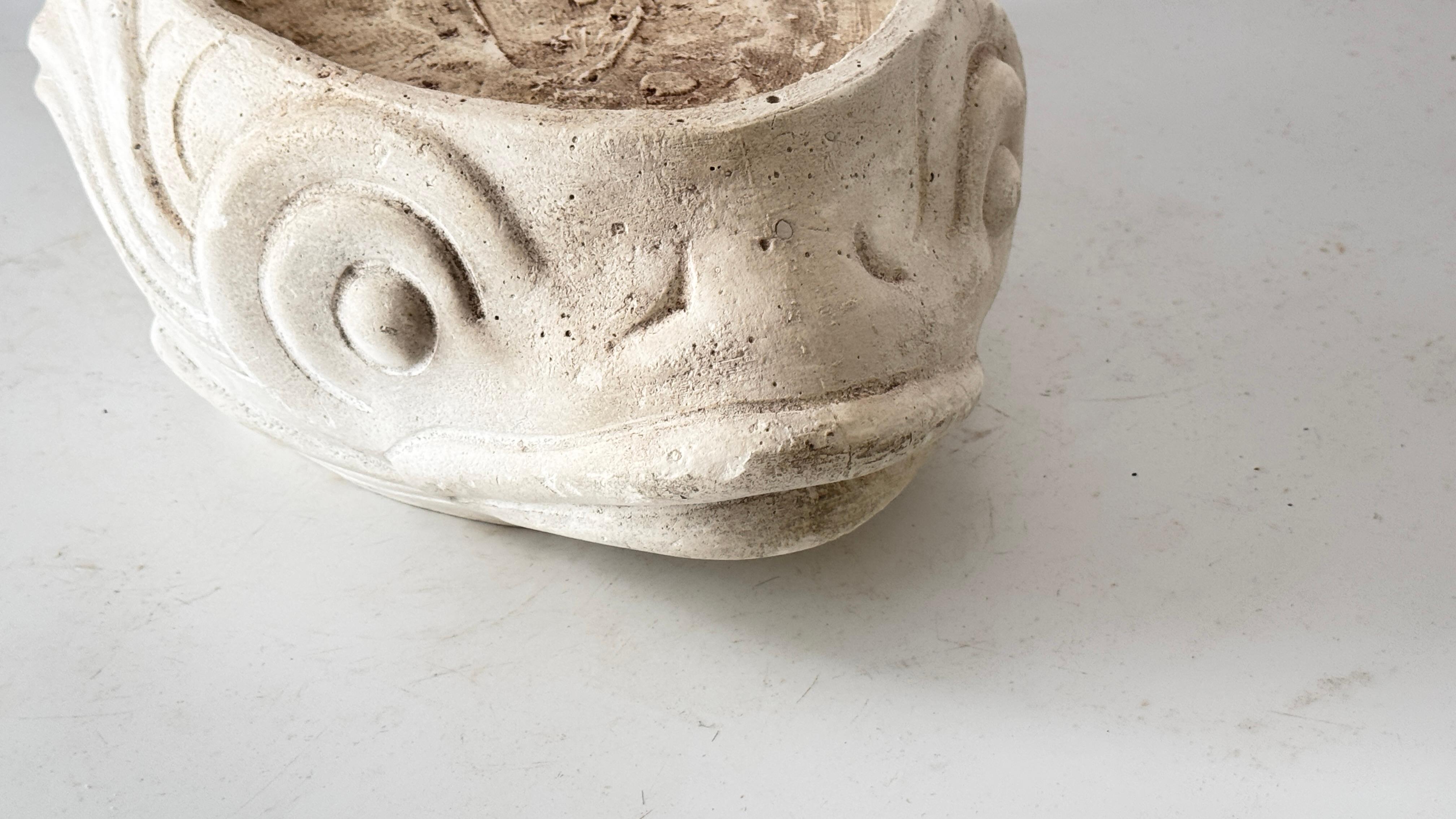 Grande Jardinière in gesso Francia, anni '30 Scultura di pesce nello stile di Martel In condizioni buone in vendita a Auribeau sur Siagne, FR