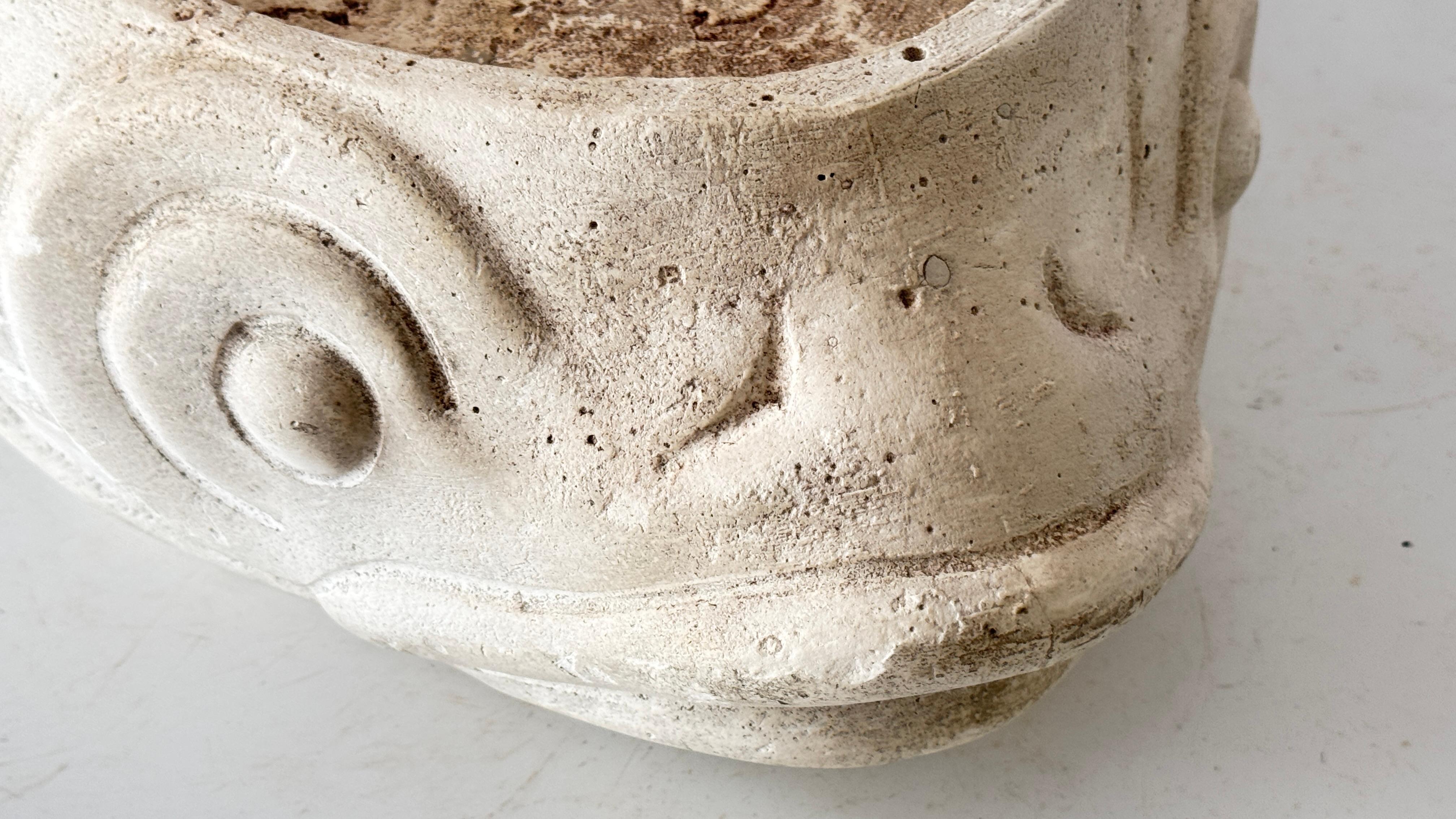 Metà XX secolo Grande Jardinière in gesso Francia, anni '30 Scultura di pesce nello stile di Martel in vendita