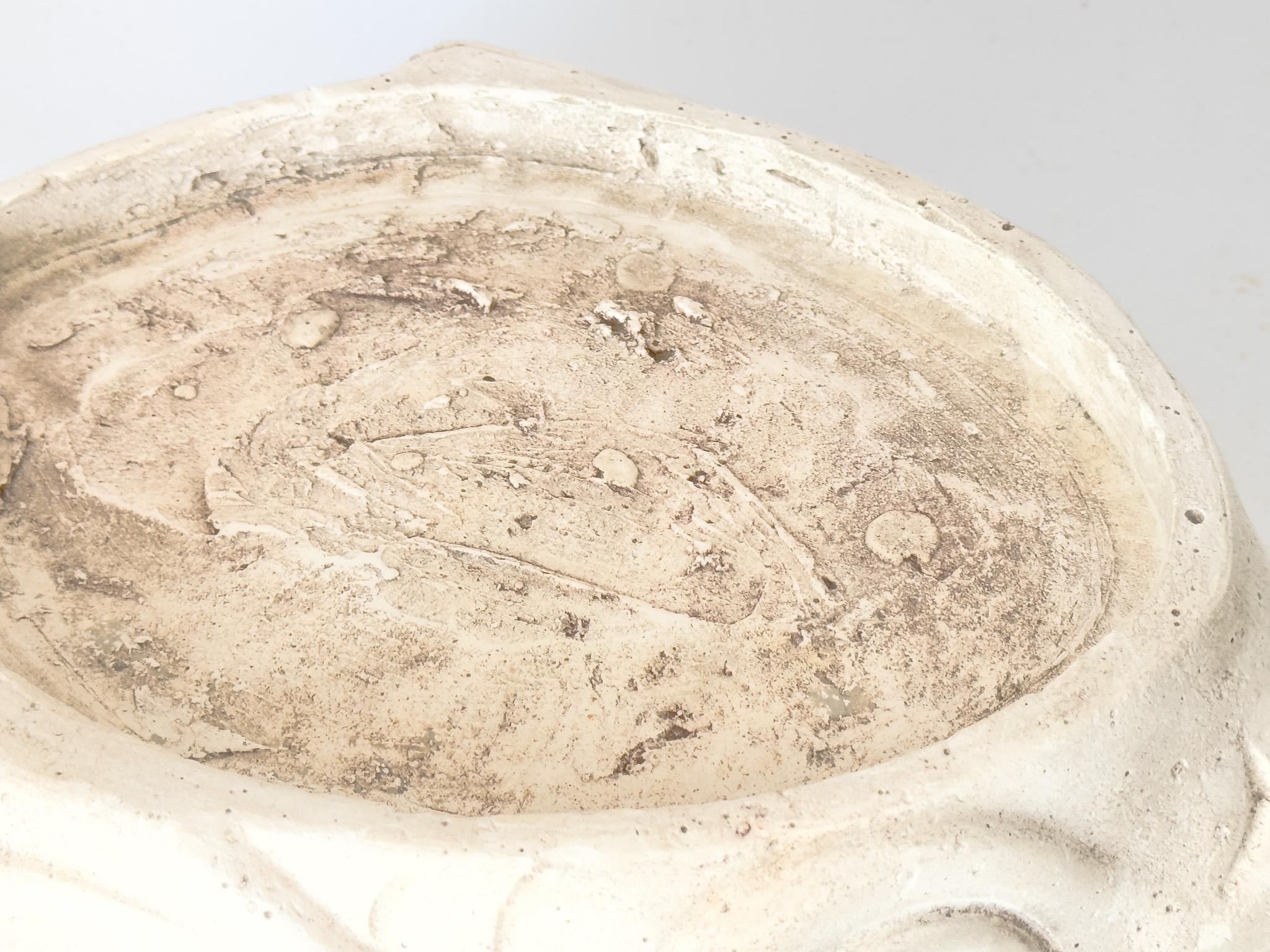 Intonaco Grande Jardinière in gesso Francia, anni '30 Scultura di pesce nello stile di Martel in vendita