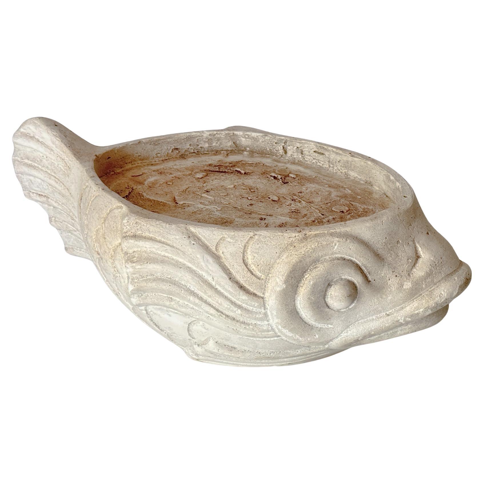 Grande Jardinière in gesso Francia, anni '30 Scultura di pesce nello stile di Martel in vendita