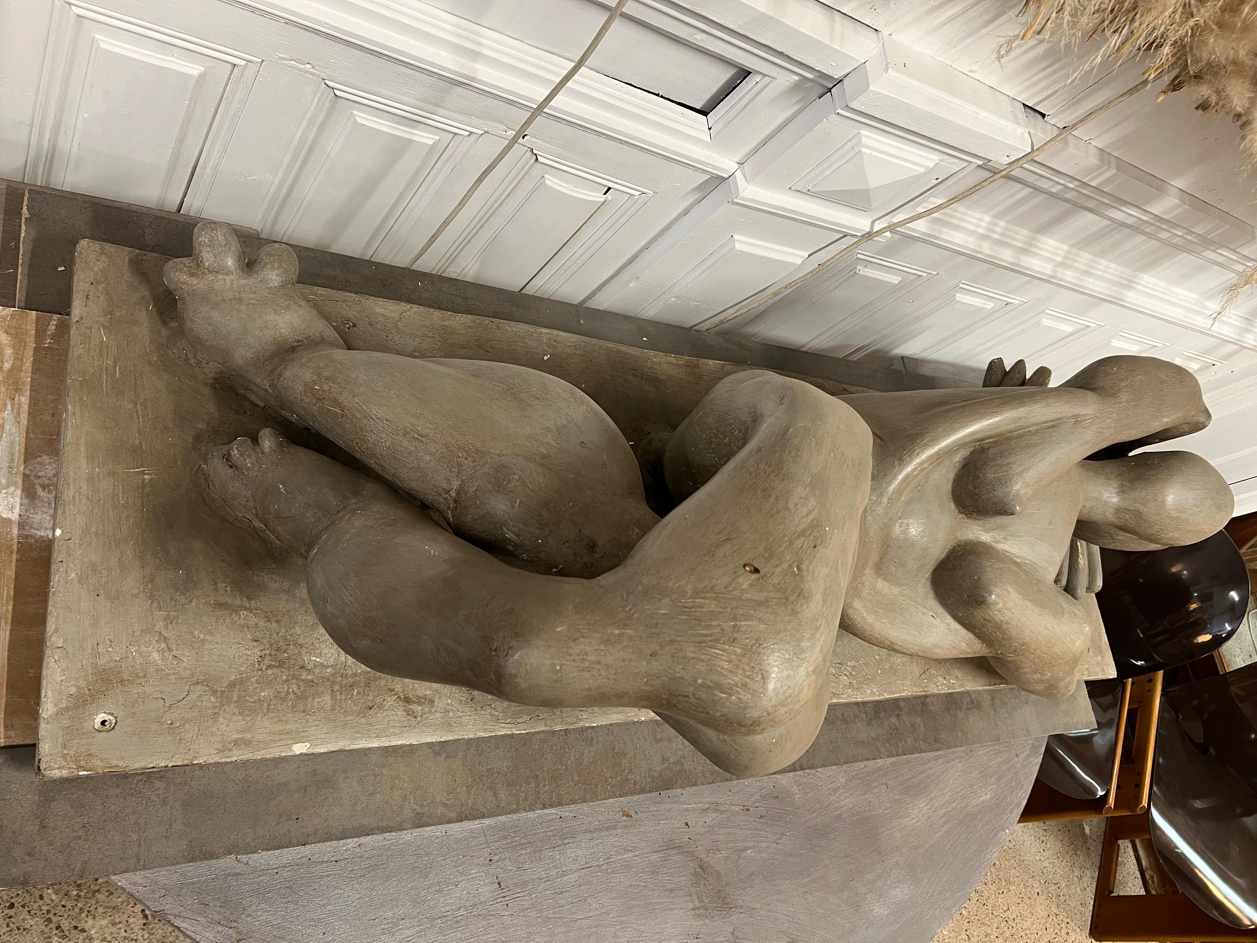 Very large plaster sculpture representing the body of a quirky woman
This work of the 50s is very impressive in size
Its old gray patina is very suitable for sculpture
2 letters are incrusted on the top H and L.