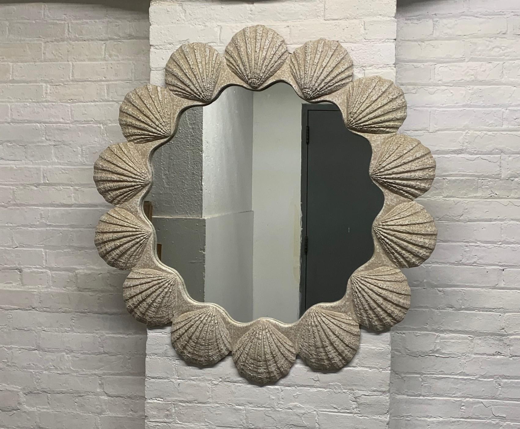 Grand miroir en forme de coquille en plâtre. Le miroir a un cadre décoratif texturé en forme de coquille et est en très bon état.