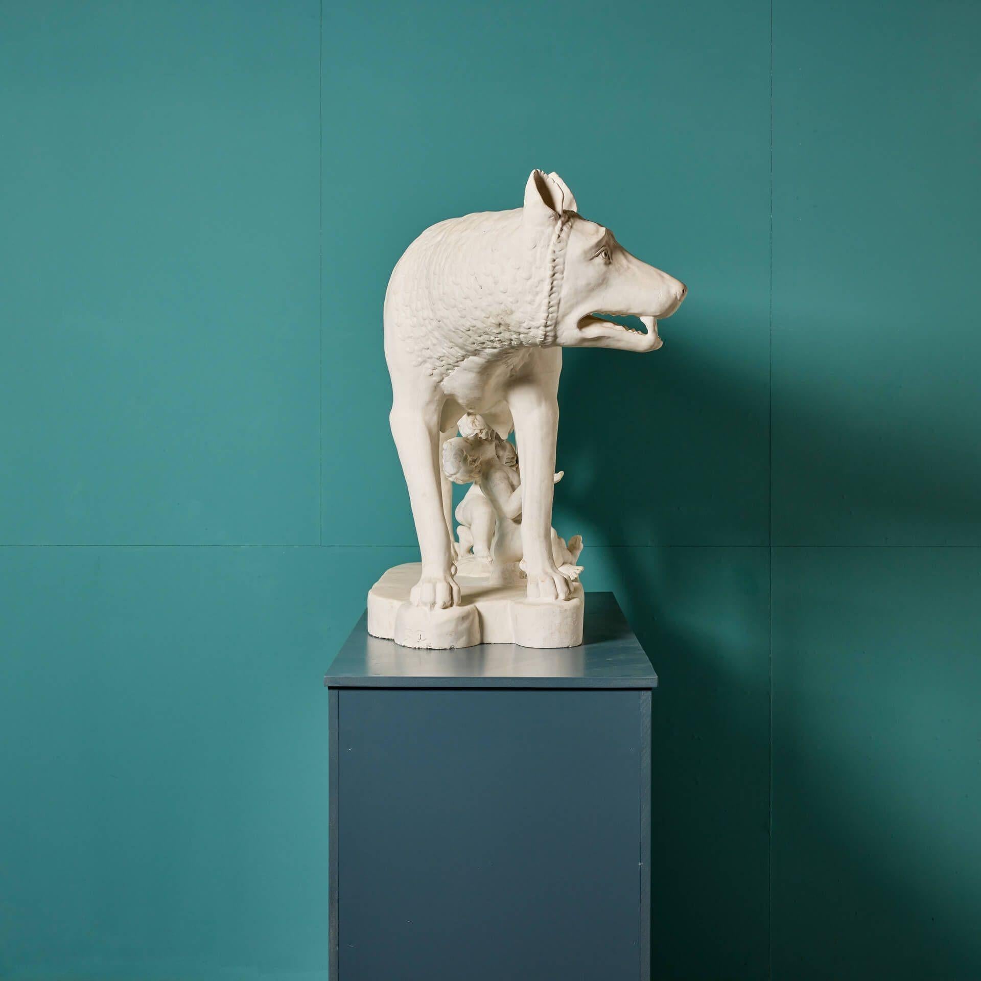 Belge Grande statue en plâtre du loup du Capitole en vente