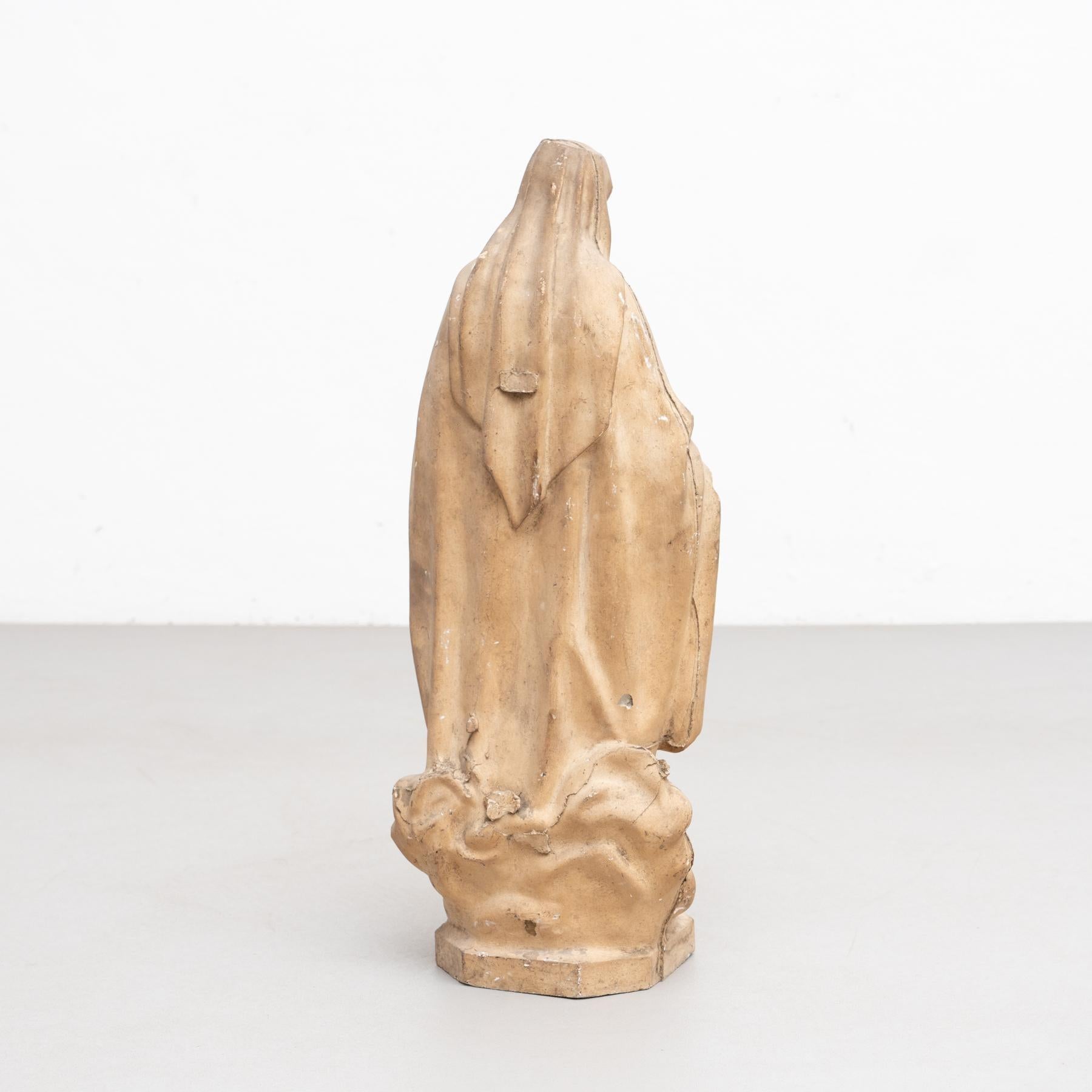 Grande Vierge traditionnelle en plâtre, vers 1950 en vente 3