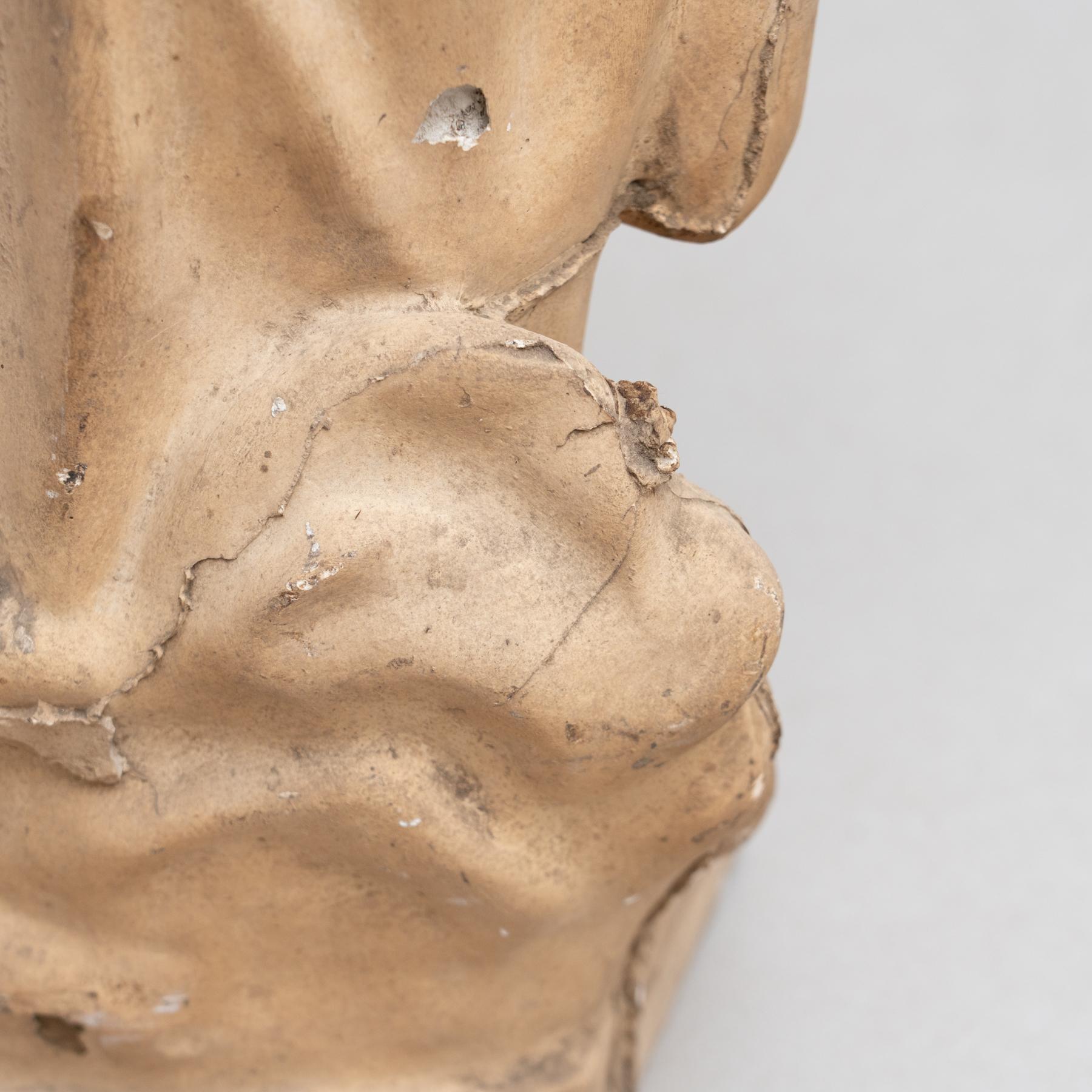 Grande Vierge traditionnelle en plâtre, vers 1950 en vente 5