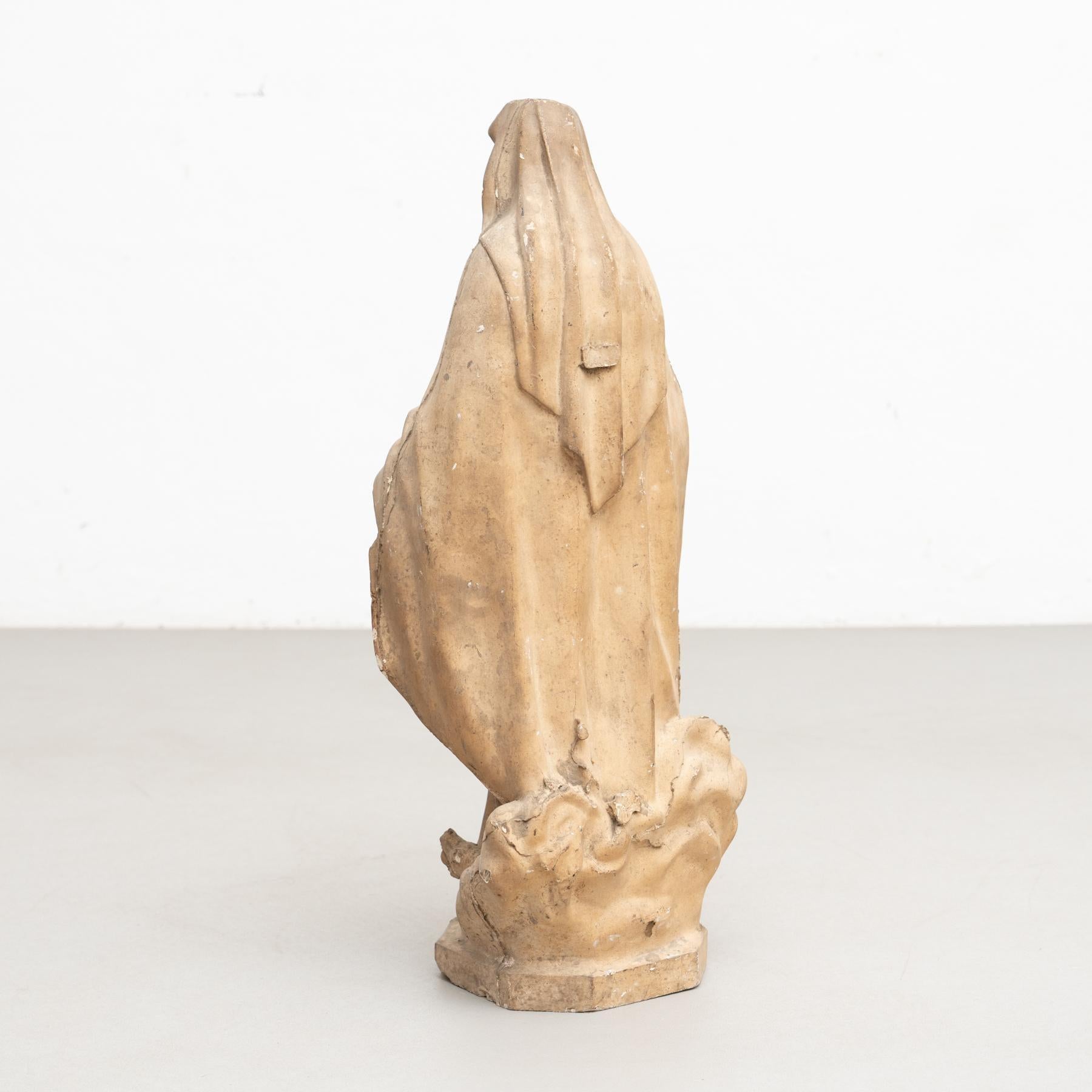 Grande Vierge traditionnelle en plâtre, vers 1950 en vente 6