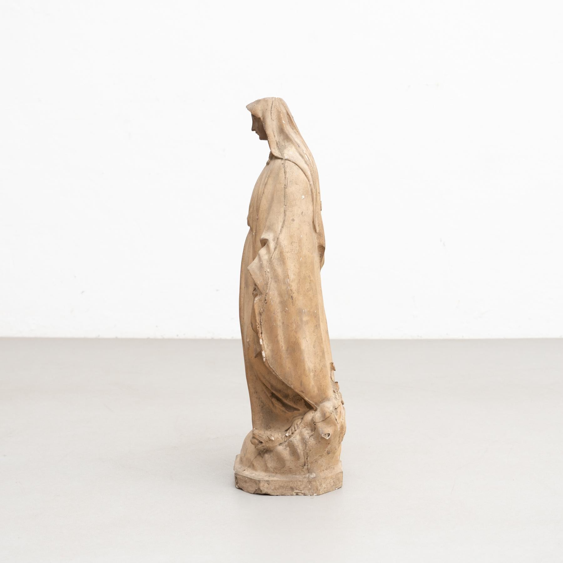 Grande Vierge traditionnelle en plâtre, vers 1950 en vente 7