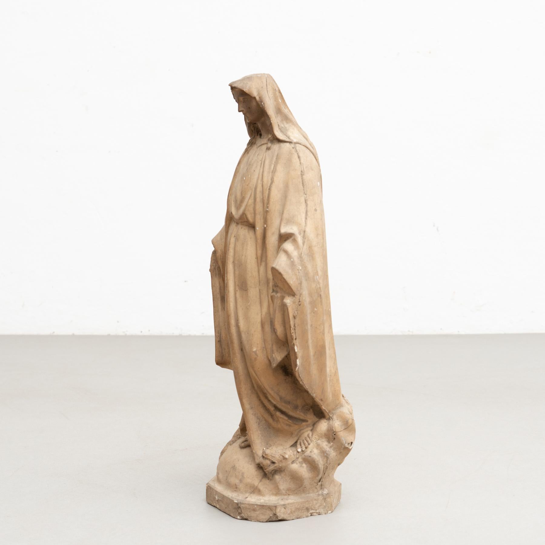 Grande Vierge traditionnelle en plâtre, vers 1950 en vente 8