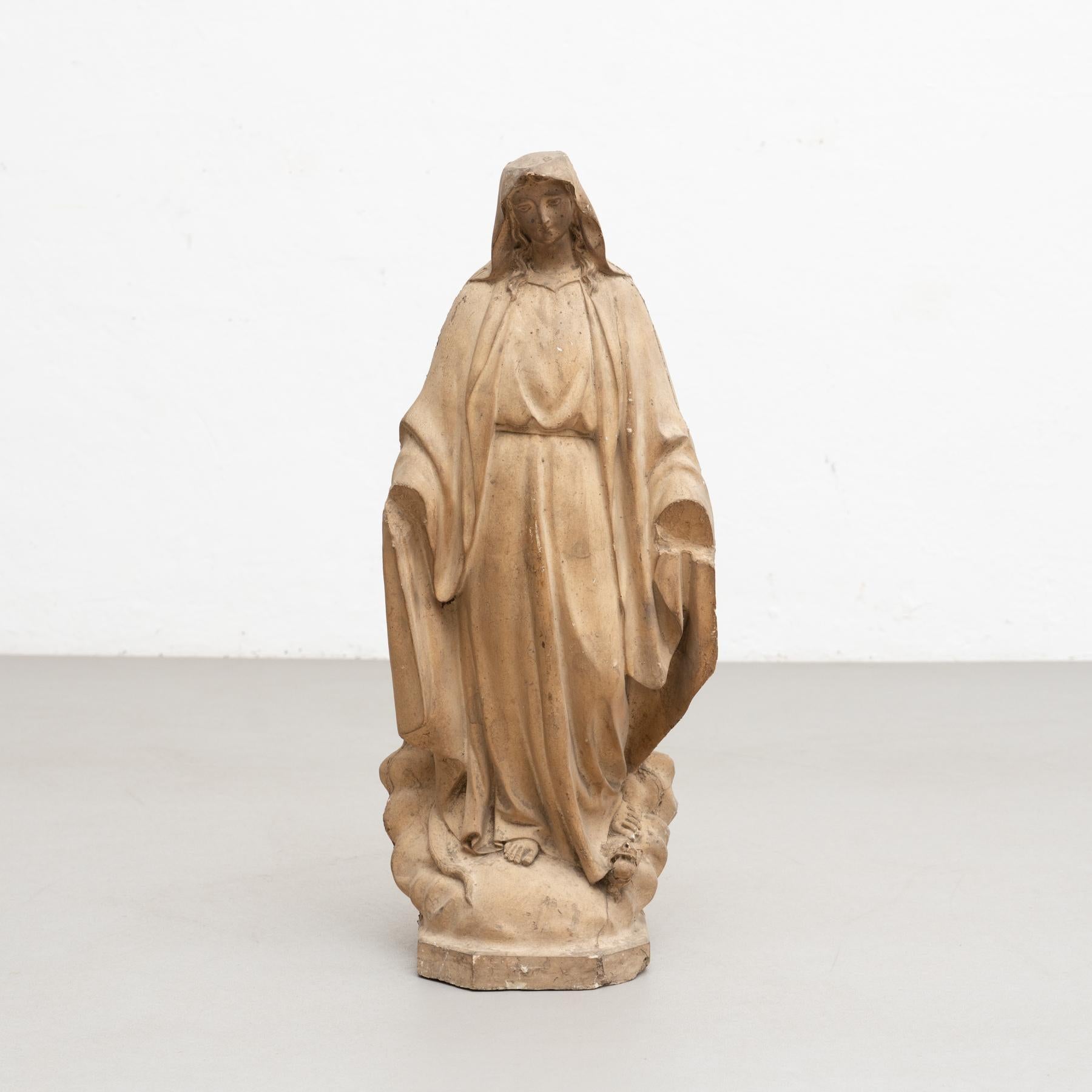 Figure religieuse traditionnelle en plâtre représentant une vierge.    Fabriqué dans un atelier catalan traditionnel à Olot, en Espagne, vers 1950.    En état d'origine, avec une usure mineure conforme à l'âge et à l'utilisation, préservant une