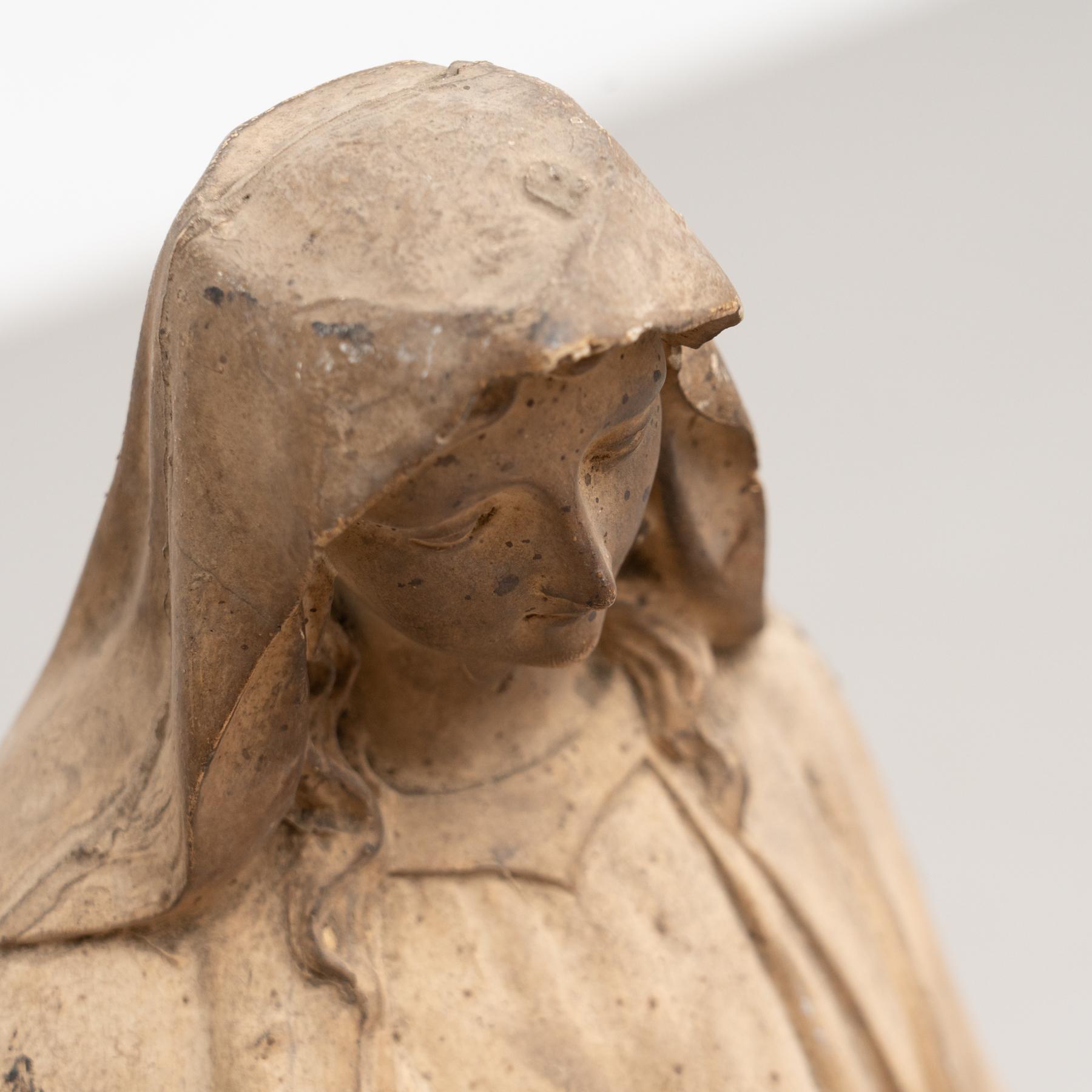 Milieu du XXe siècle Grande Vierge traditionnelle en plâtre, vers 1950 en vente