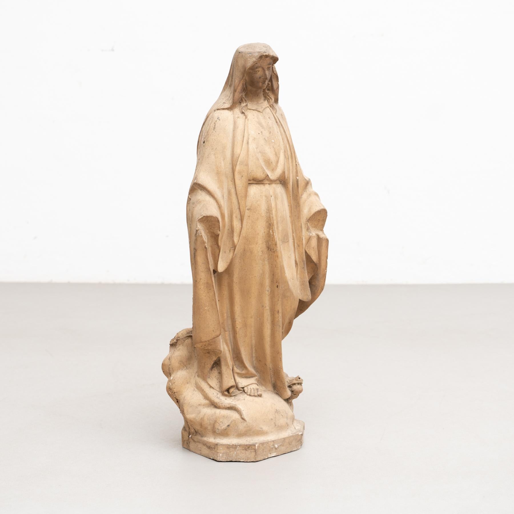 Grande Vierge traditionnelle en plâtre, vers 1950 en vente 2