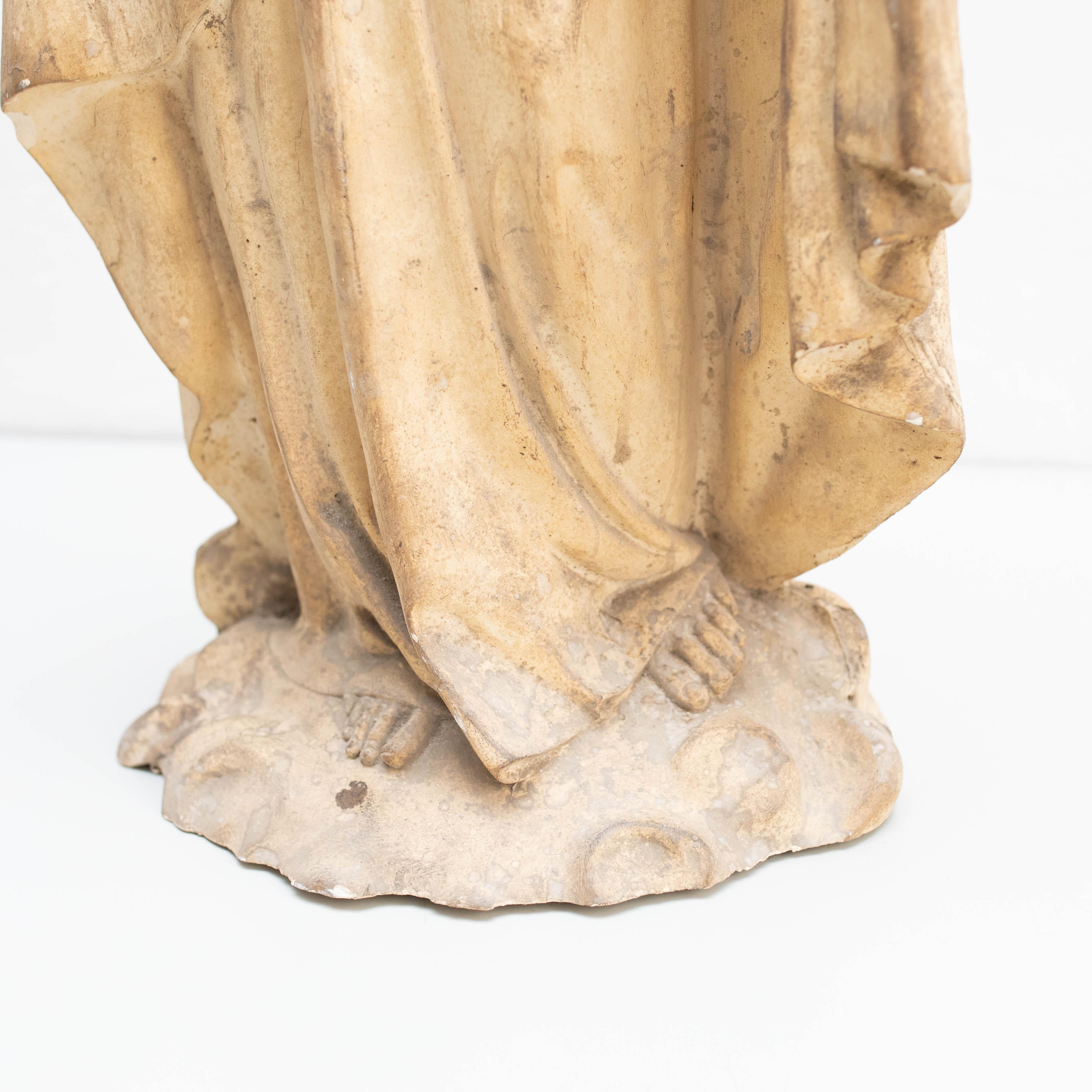 Grande Vierge en plâtre, figure sculpturale traditionnelle, vers 1930 en vente 4