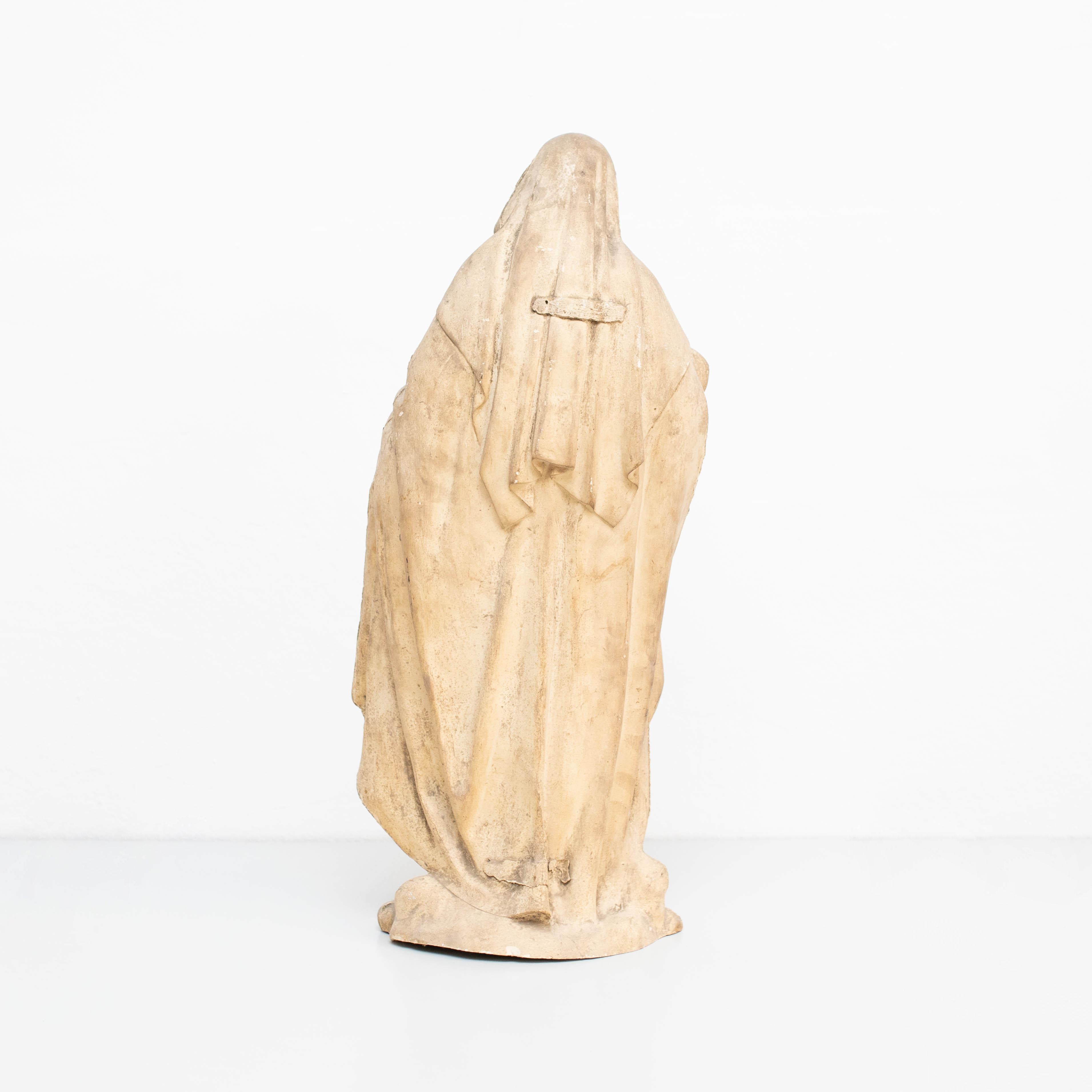 Milieu du XXe siècle Grande Vierge en plâtre, figure sculpturale traditionnelle, vers 1930 en vente