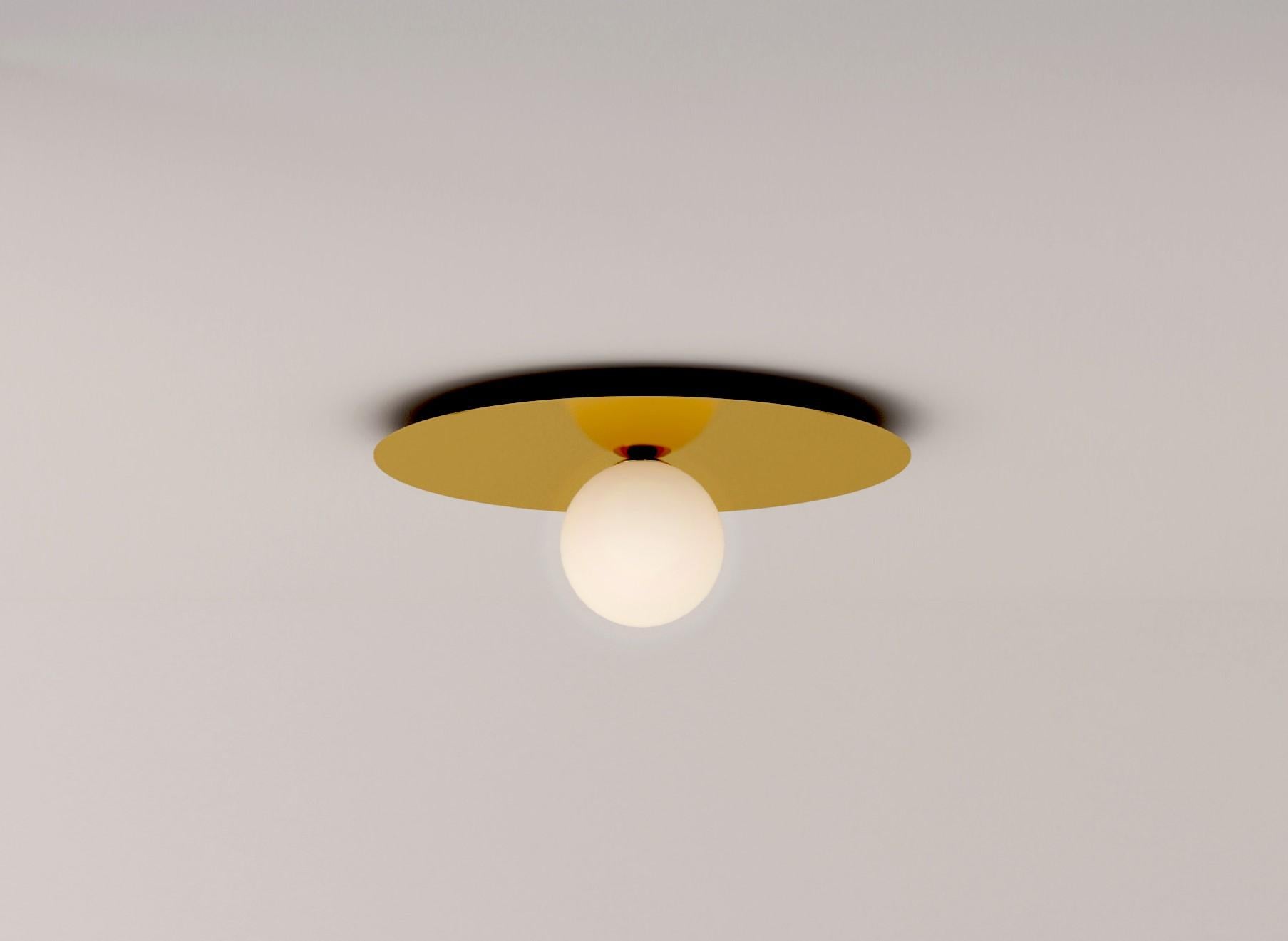 Plafoniera a forma di piatto e sfera di Atelier Areti
Dimensioni: D 65 x L 65 x H 23 cm.
Materiali: Ottone lucido, vetro.

Disponibile in 65 cm o 49 cm.
Disponibile anche con tubo.

Tutte le nostre lampade possono essere cablate a seconda del Paese.