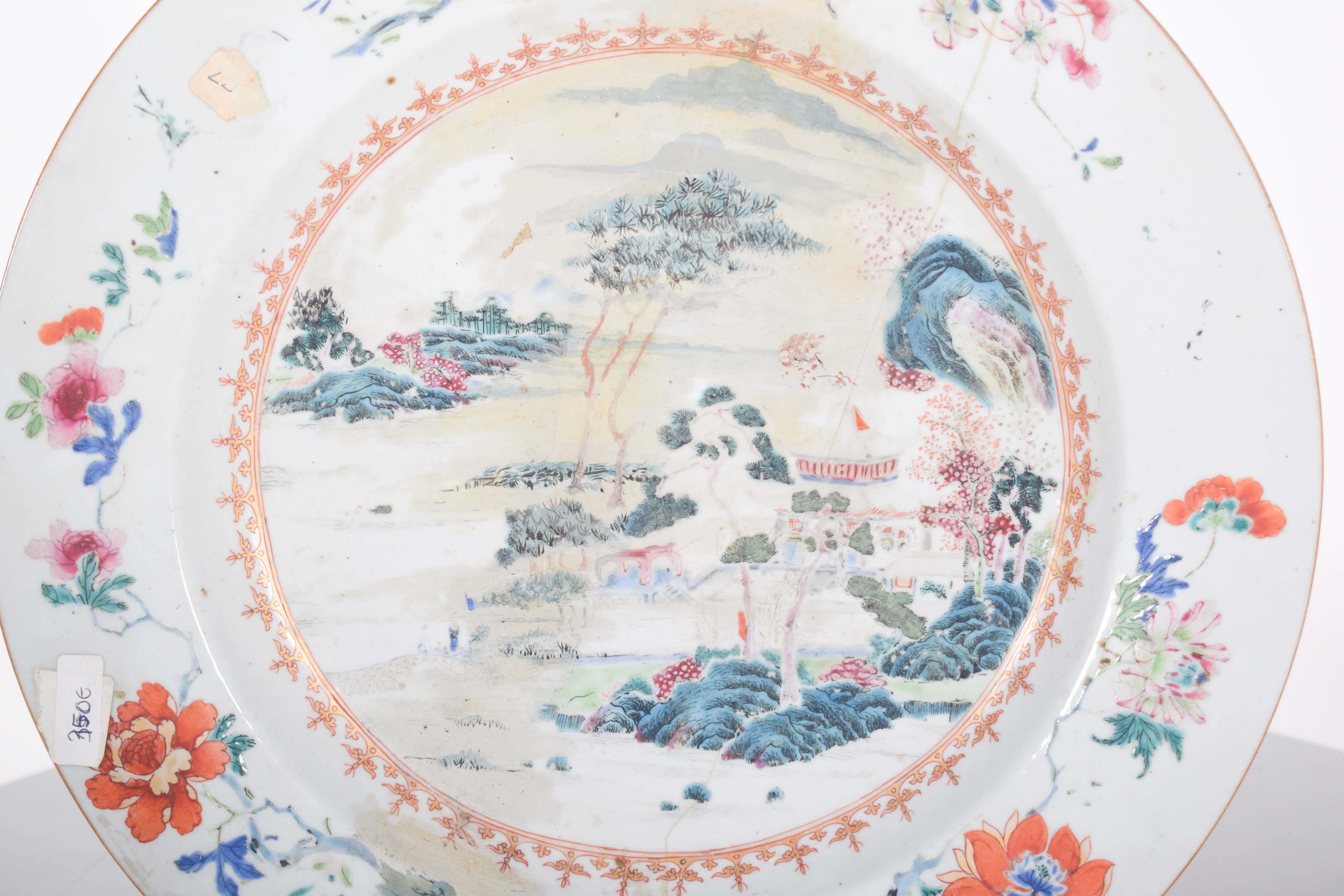 Großer Teller aus chinesischem Porzellan für den Export. Polychrome Dekoration mit Blumen und Landschaft in der Mitte. Qing-Dynastie, Qianlong-Periode (1736-1795).
Der Teller hat eine klassische runde Form mit leicht erhöhten Rändern und einer