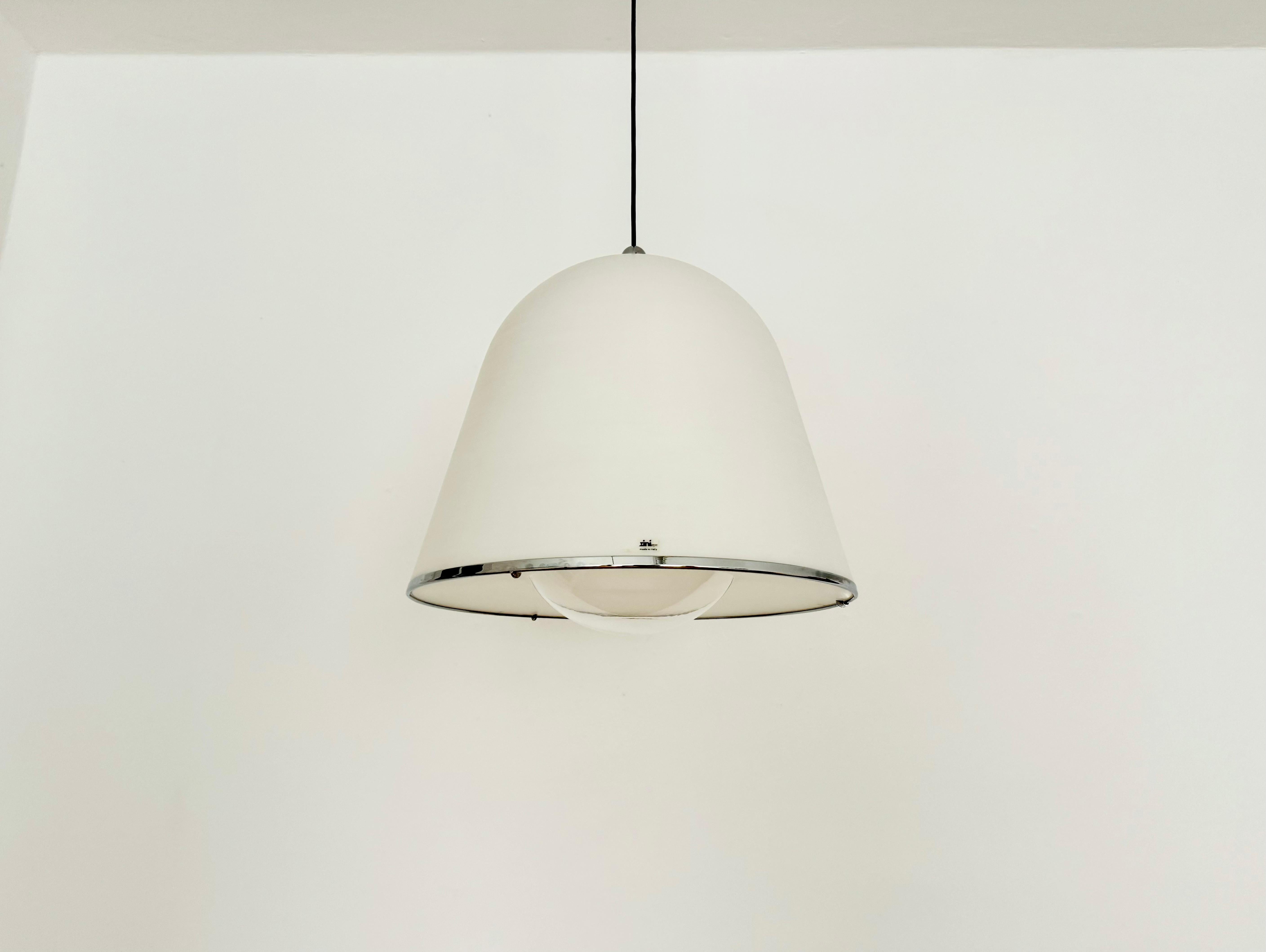 Bellissima lampada a sospensione italiana degli anni '60. 
Lavorazione di alta qualità e design stravagante.
Si crea una luce calda.

Design: Harvey Guzzini

Condizioni: 

Condizioni vintage molto buone con lievi segni di usura dovuti all'età.