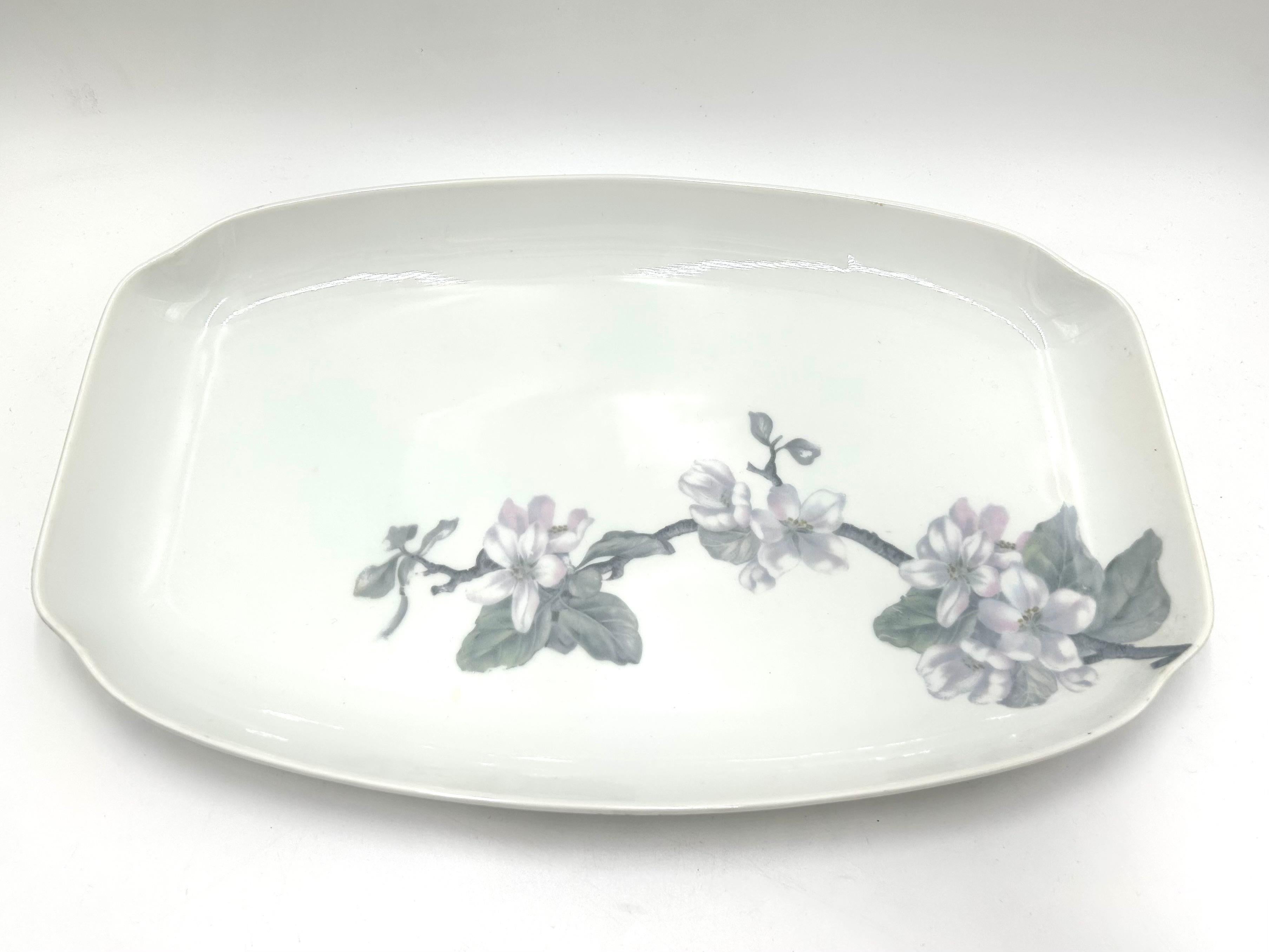 Beautiful large platter from the Hortense collection. Made of white porcelain by Rosenthal, in the branch in Kronach. Product marked with a green mark used in the years 1887-1904.

Very good condition, no defects.

Measures: Height: