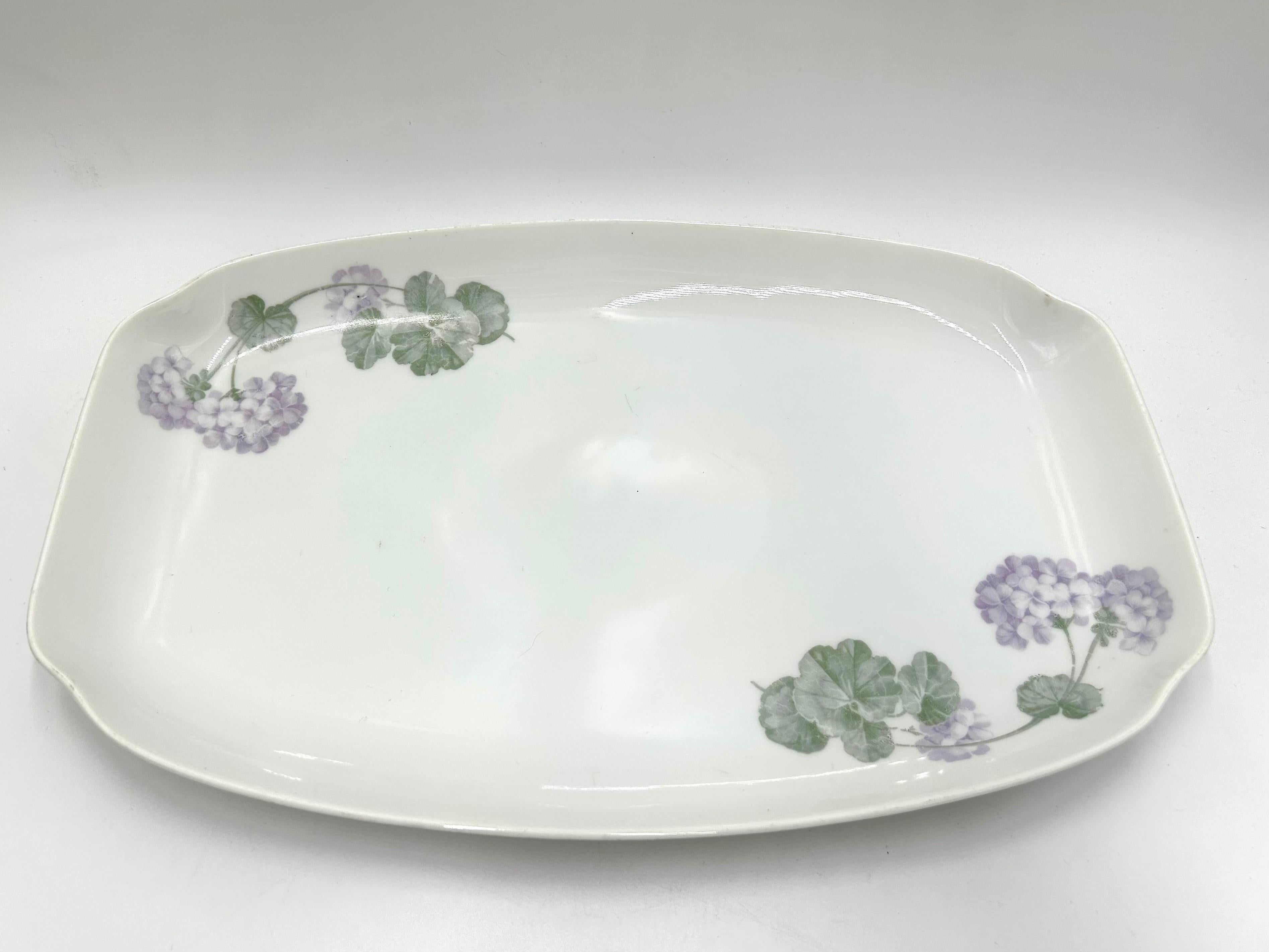 Beautiful large platter from the Hortense collection. Made of white porcelain by Rosenthal, in the branch in Kronach. Product marked with a green mark used in the years 1887-1904.

Very good condition, no defects.

height: 4cm

width: