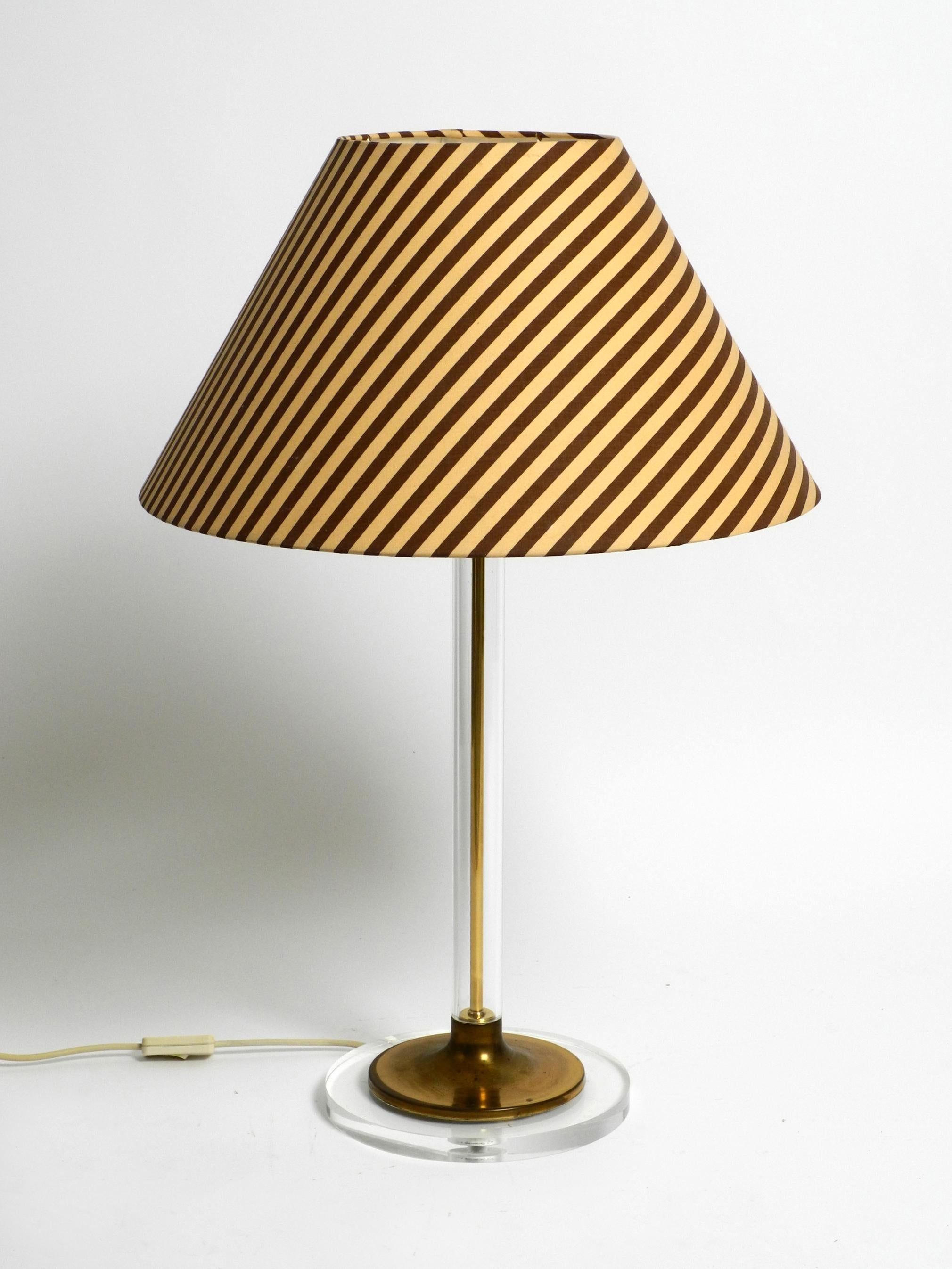 Large plexiglass and brass table lamp from the 1970s by Vereinigte Werkstätten For Sale 11