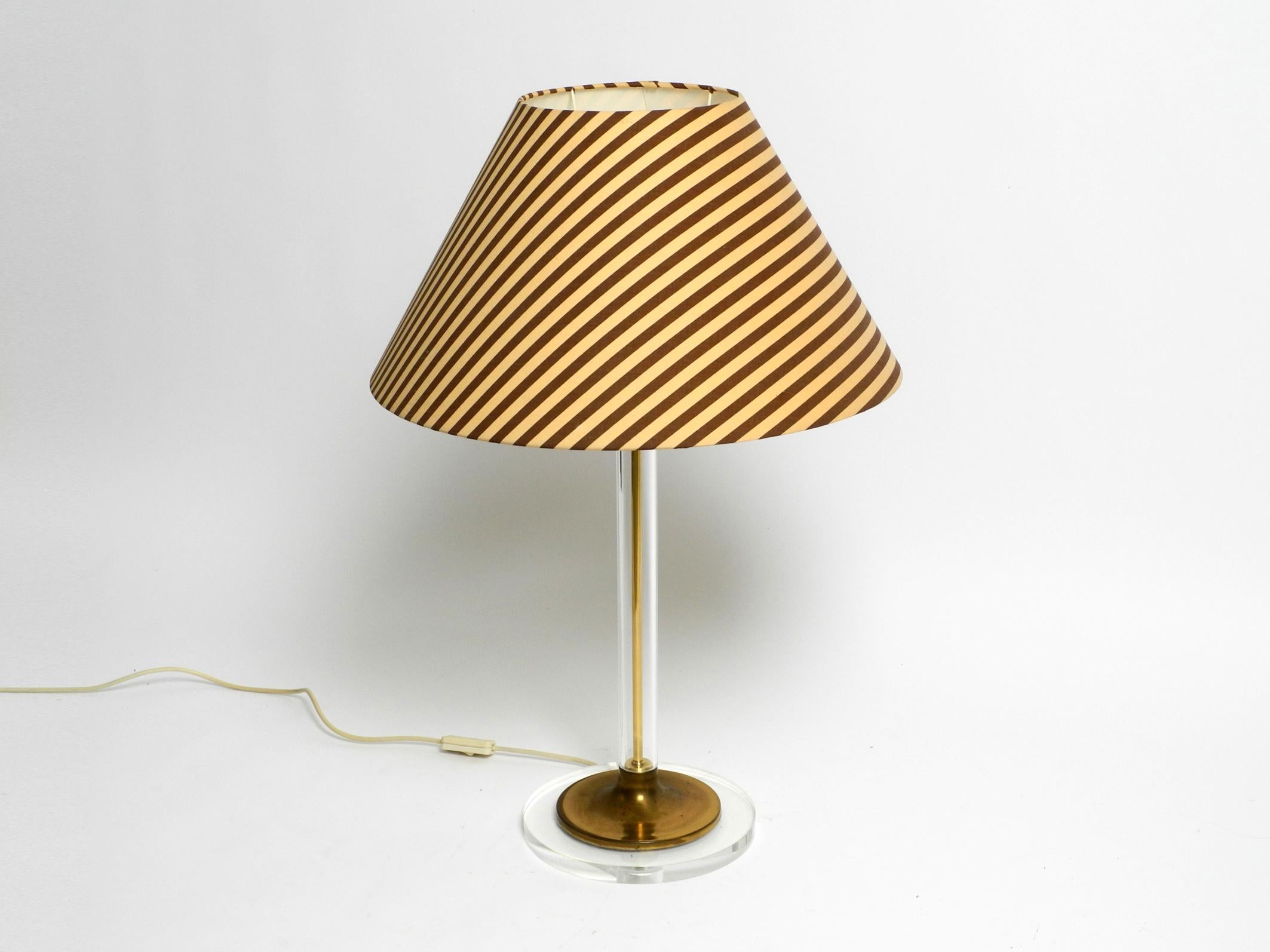 Large plexiglass and brass table lamp from the 1970s by Vereinigte Werkstätten For Sale 12