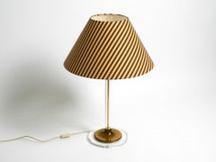 Grande lampe de table en plexiglas et laiton des années 1970 par Vereinigte Werkstätten.