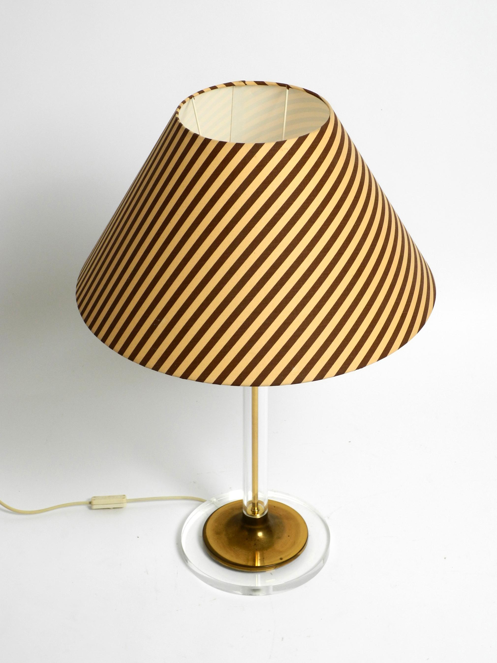 Regency Large plexiglass and brass table lamp from the 1970s by Vereinigte Werkstätten For Sale