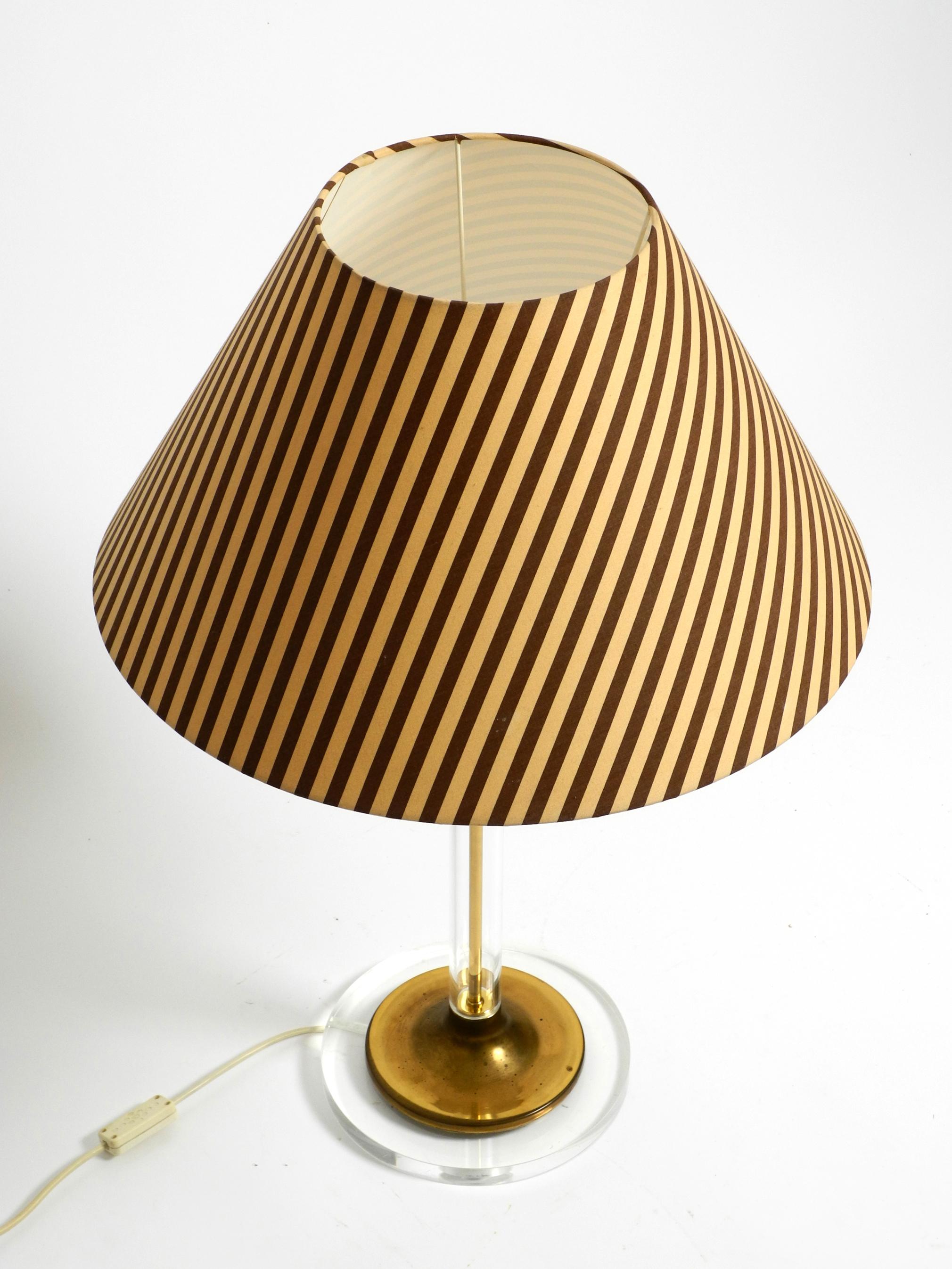 Allemand Grande lampe de table en plexiglas et laiton des années 1970 par Vereinigte Werkstätten. en vente