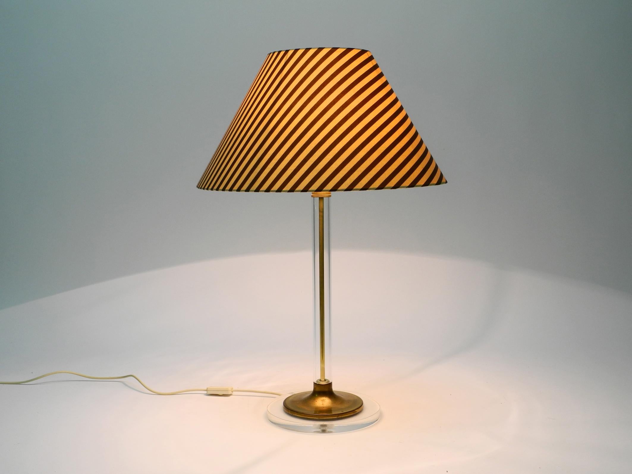 Large plexiglass and brass table lamp from the 1970s by Vereinigte Werkstätten In Good Condition For Sale In München, DE