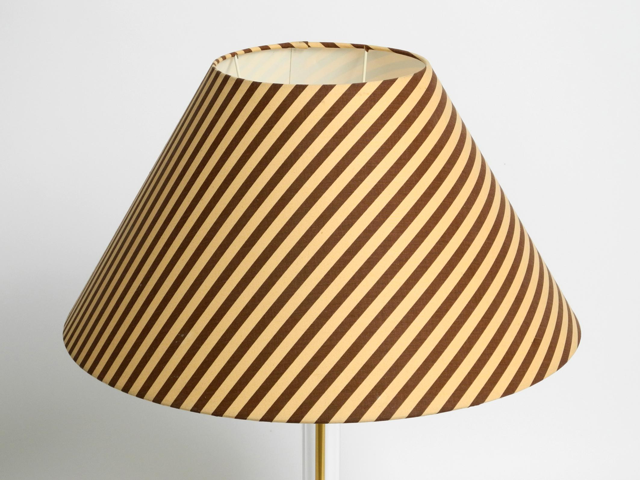 Fin du 20e siècle Grande lampe de table en plexiglas et laiton des années 1970 par Vereinigte Werkstätten. en vente