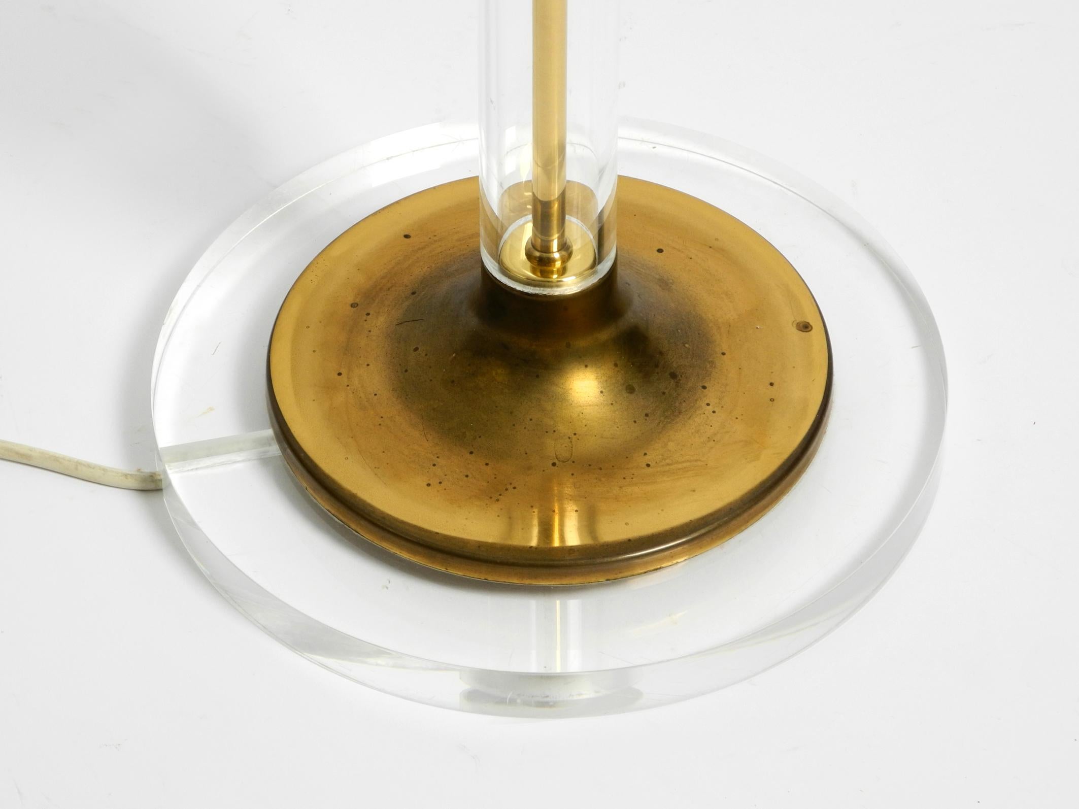 Large plexiglass and brass table lamp from the 1970s by Vereinigte Werkstätten For Sale 1
