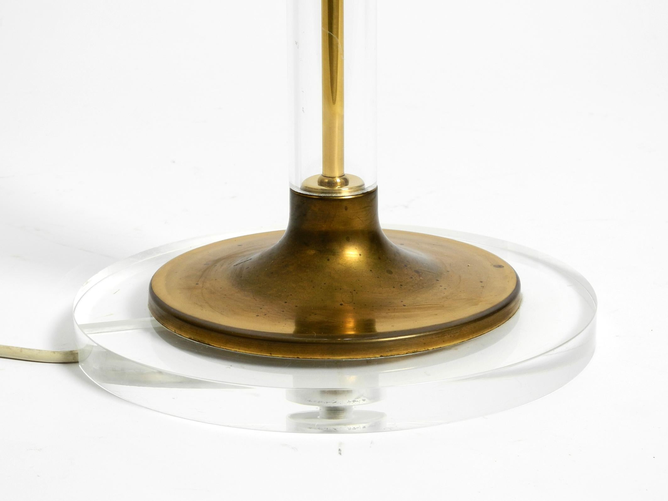 Large plexiglass and brass table lamp from the 1970s by Vereinigte Werkstätten For Sale 2