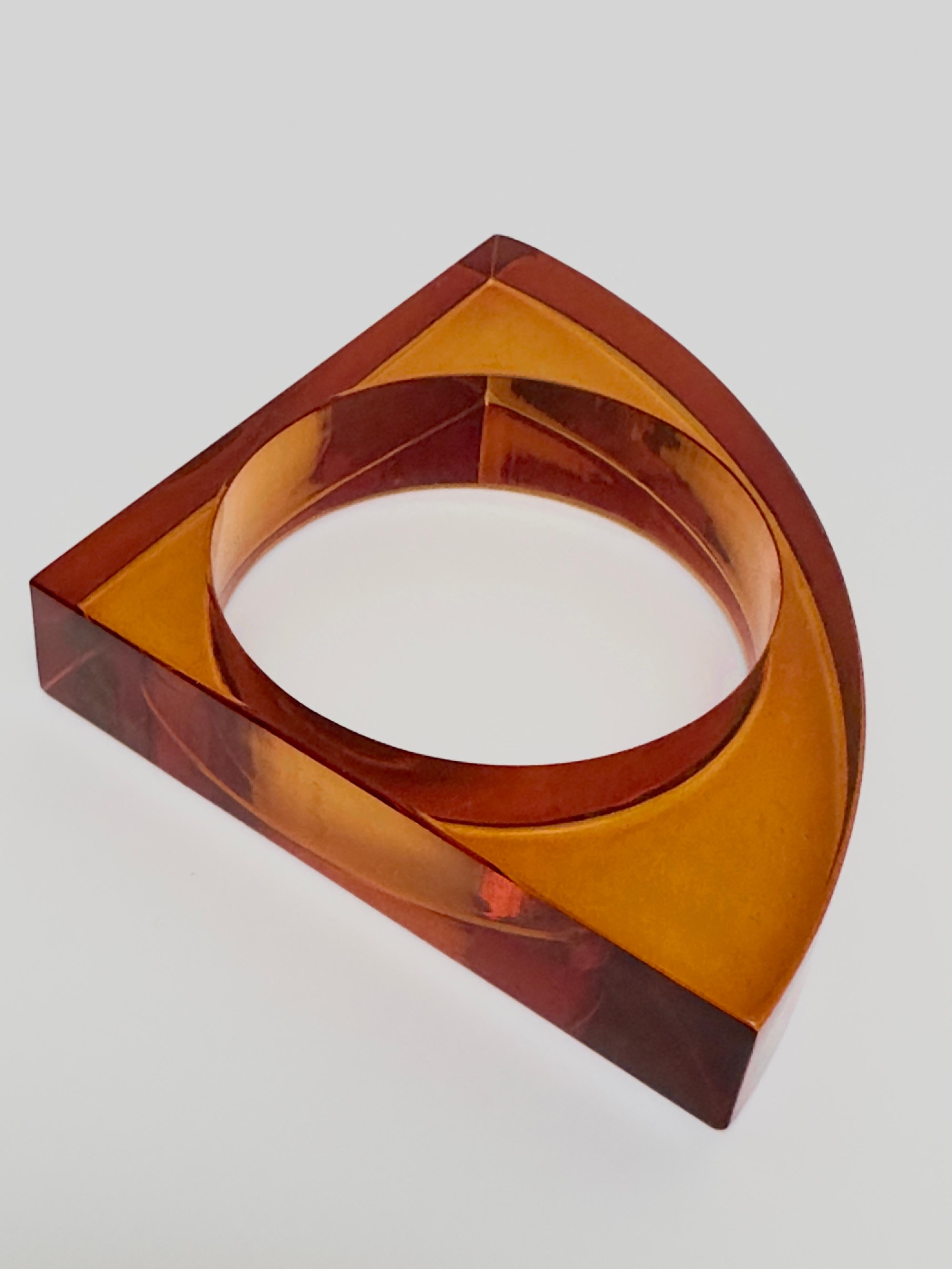 Half object, half jewel this sculptural bangle bears the handwritten and engraved signature of the artist.

Measurements (cm) :
triangle's sides 9.7, 14 in its largest part, 1.4 d.
wrist : 6.8 int. diam

Former engineer, Isaky settles his reputation