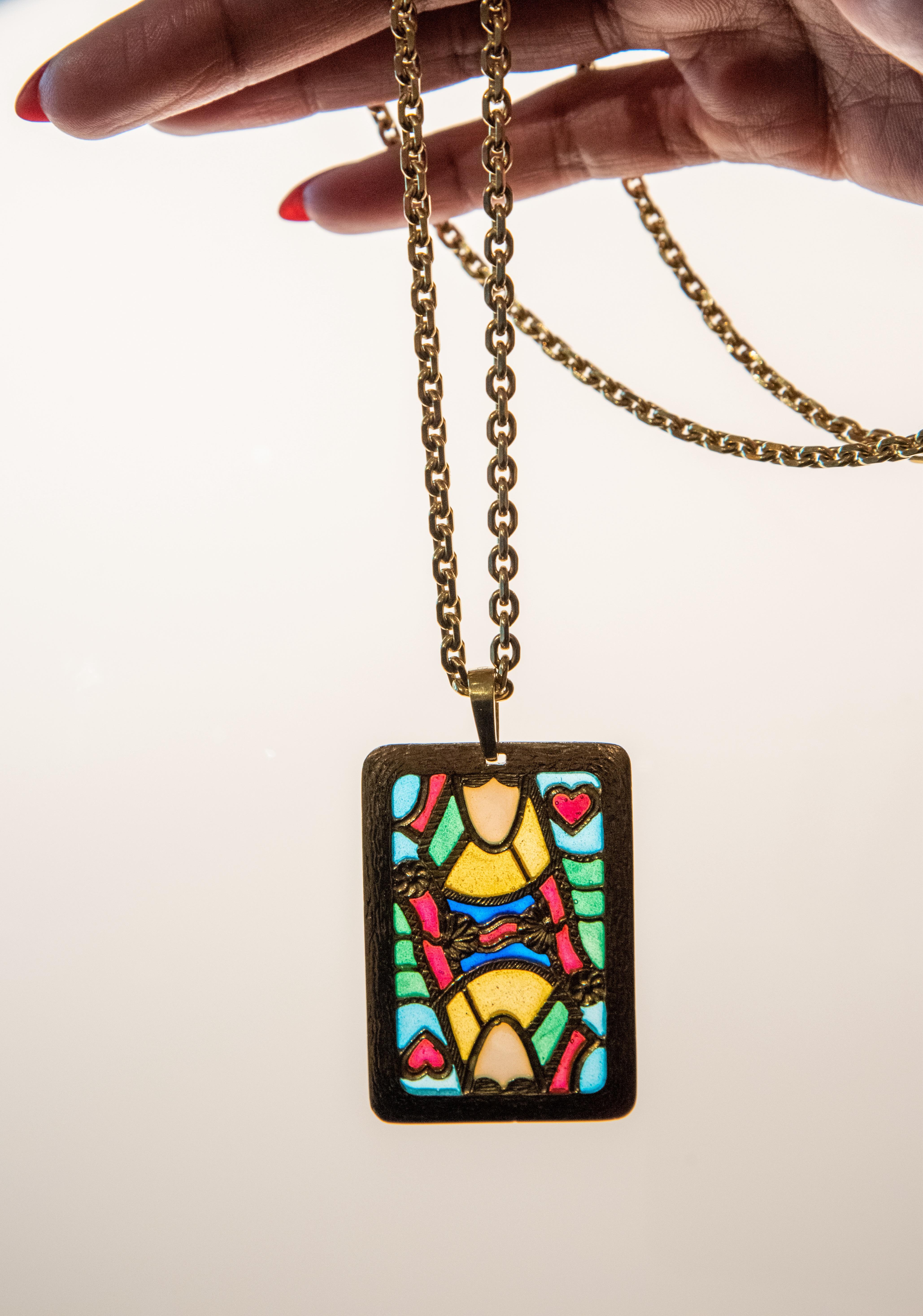 Large Plique-à-Jour and 18 Karat Gold Queen of Hearts Pendant In Excellent Condition For Sale In New York, NY