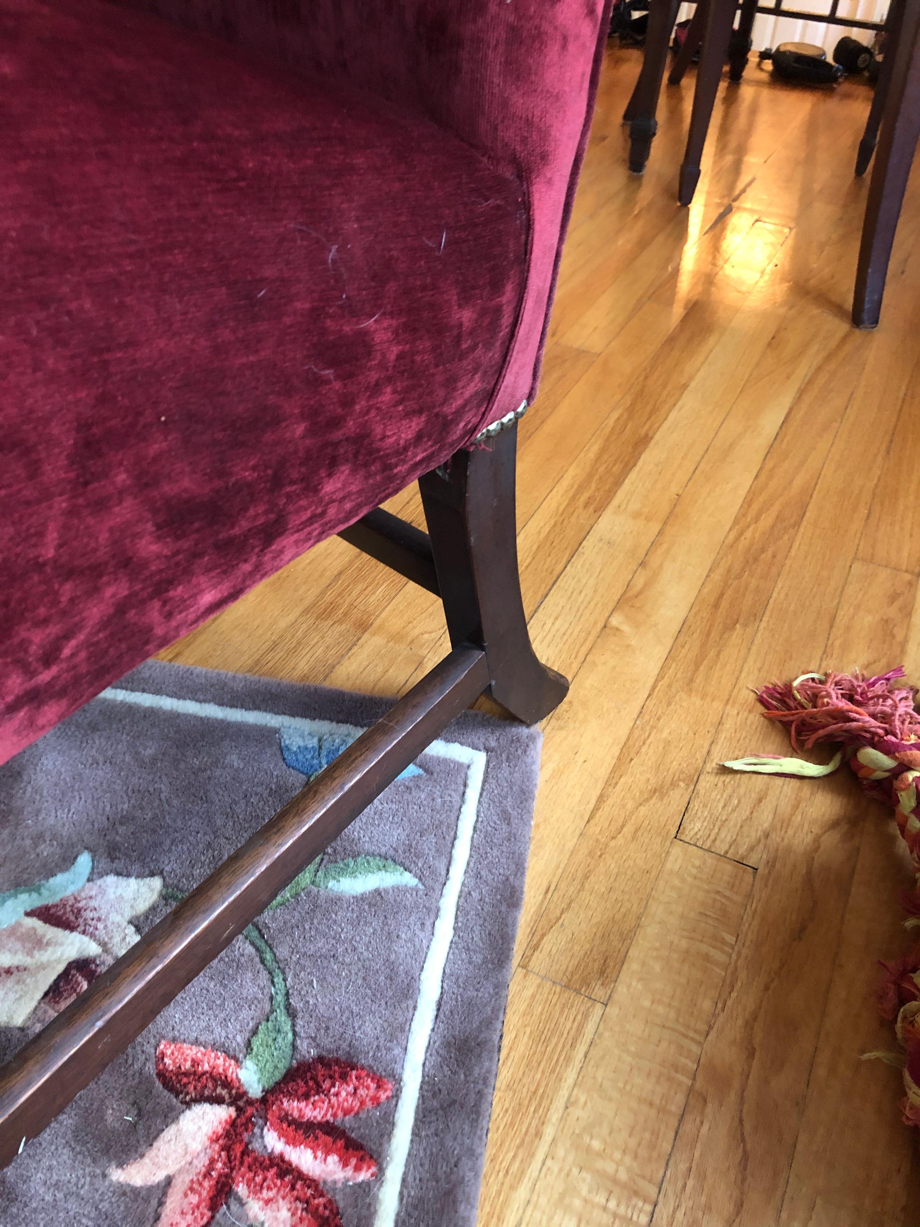 Großer plüschig-burgunderroter Martha Washington Clubsessel aus Samt & Mahagoni im Zustand „Gut“ im Angebot in Hopewell, NJ
