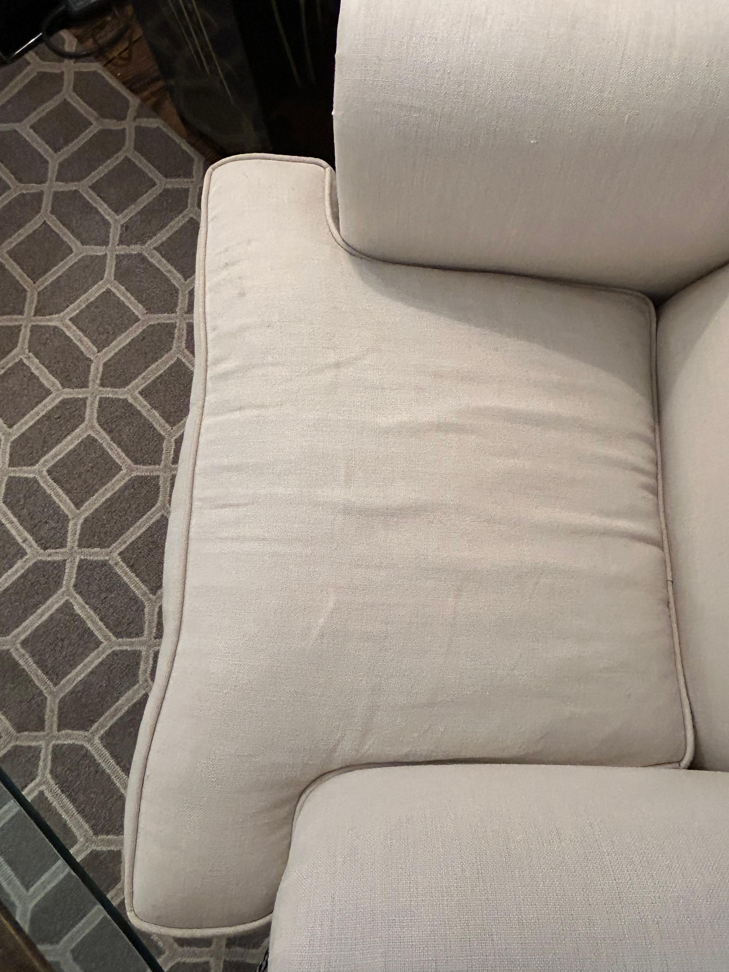 Silla grande con respaldo tapizada en lino y con ruedas en venta 5